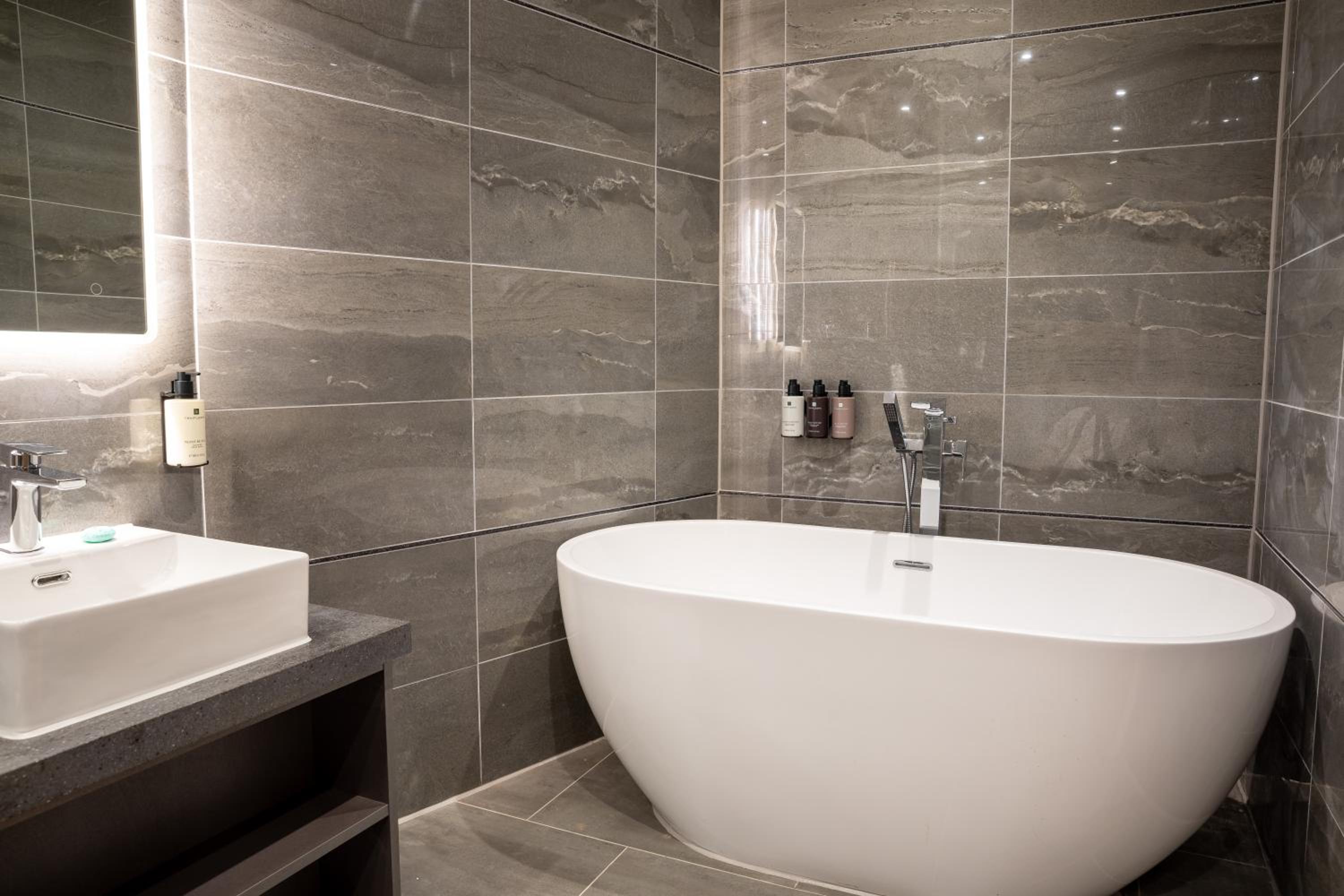 King Suite with Bath Tub and Balcony - Garden View/Non-Smoking - Photo 6