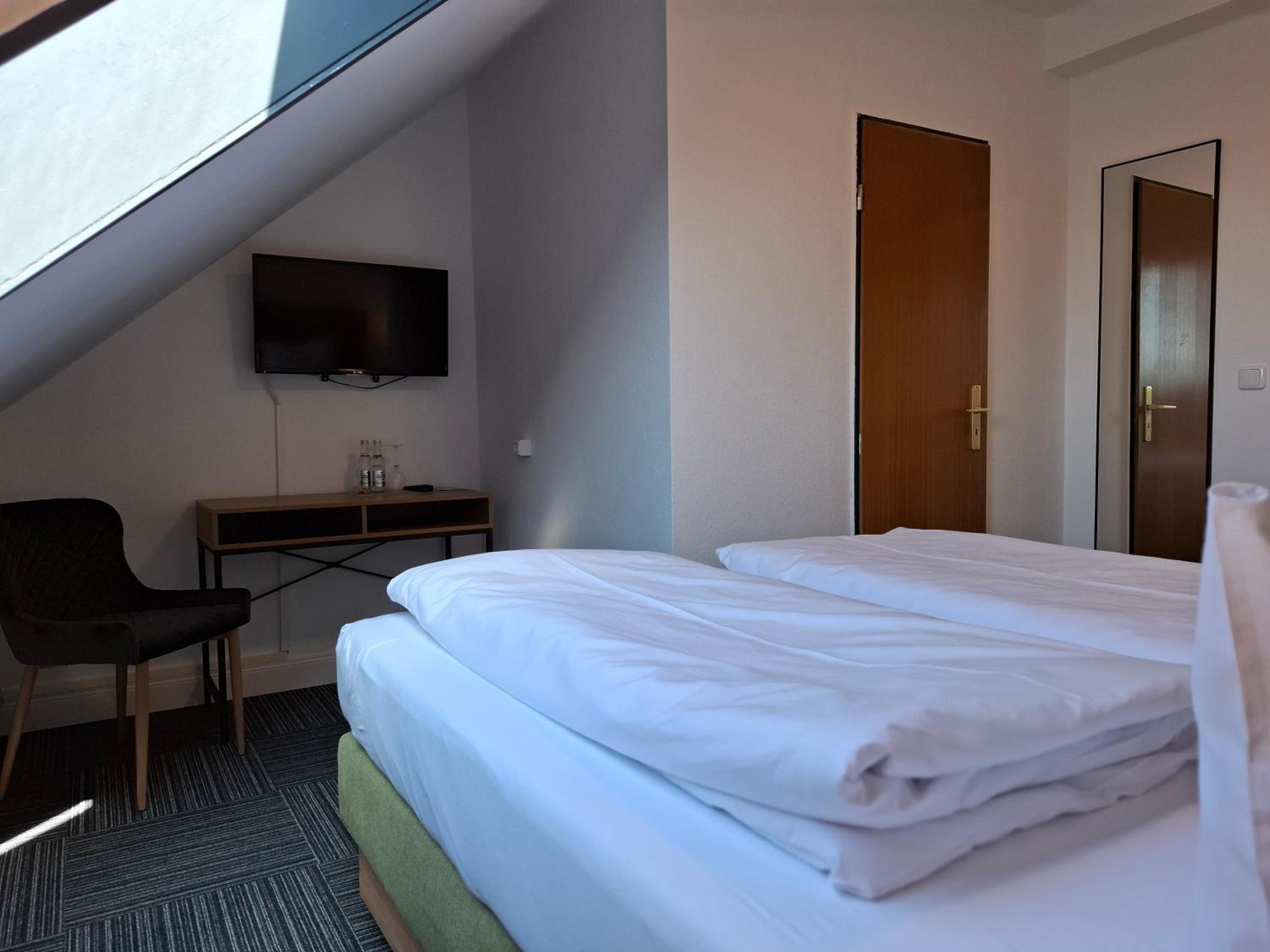 Small Double Room - Photo 8