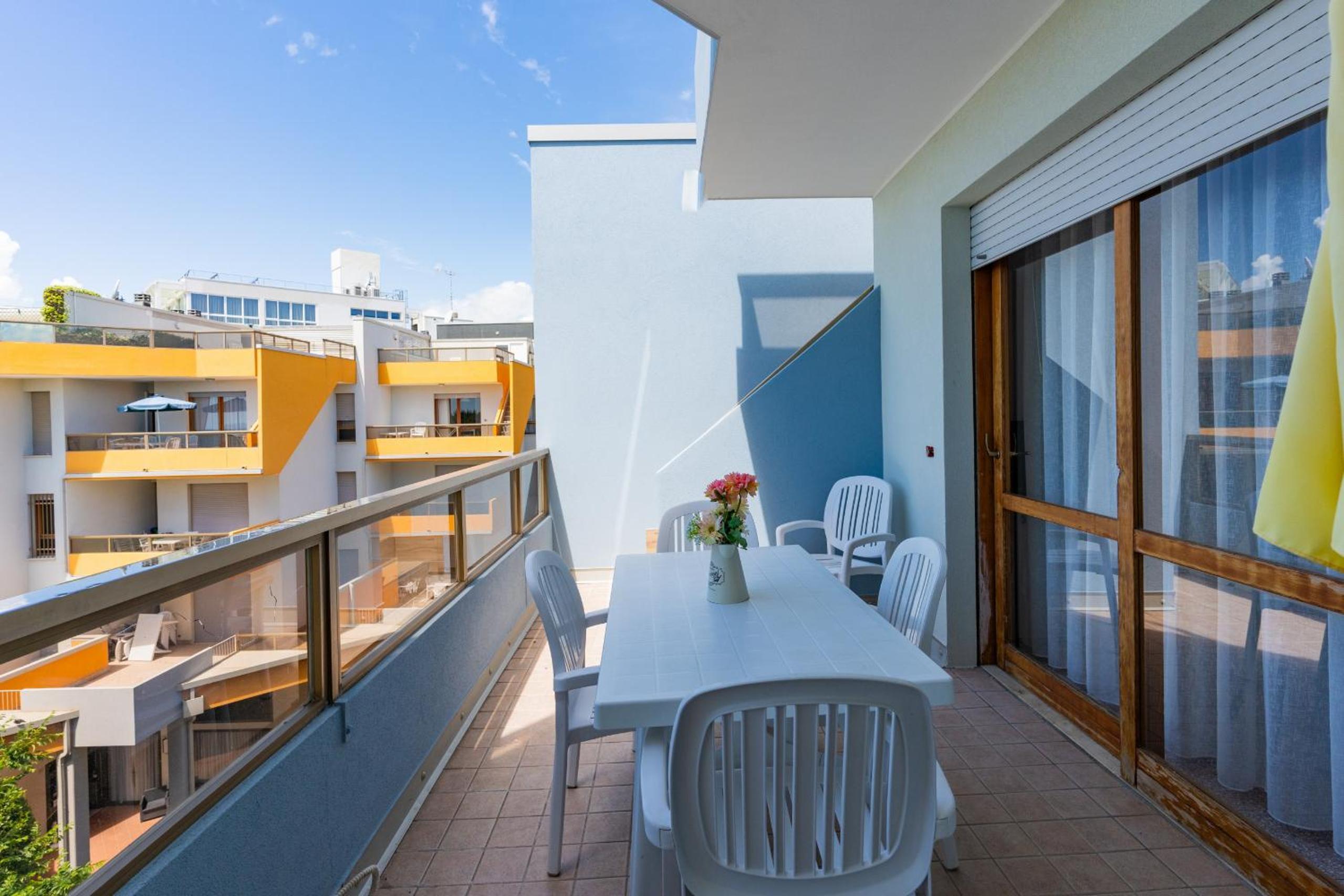 Two-Bedroom Apartment with Balcony and Sea View photo 3