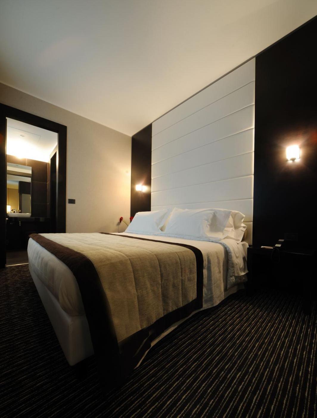 Double or Twin Room - Photo 6