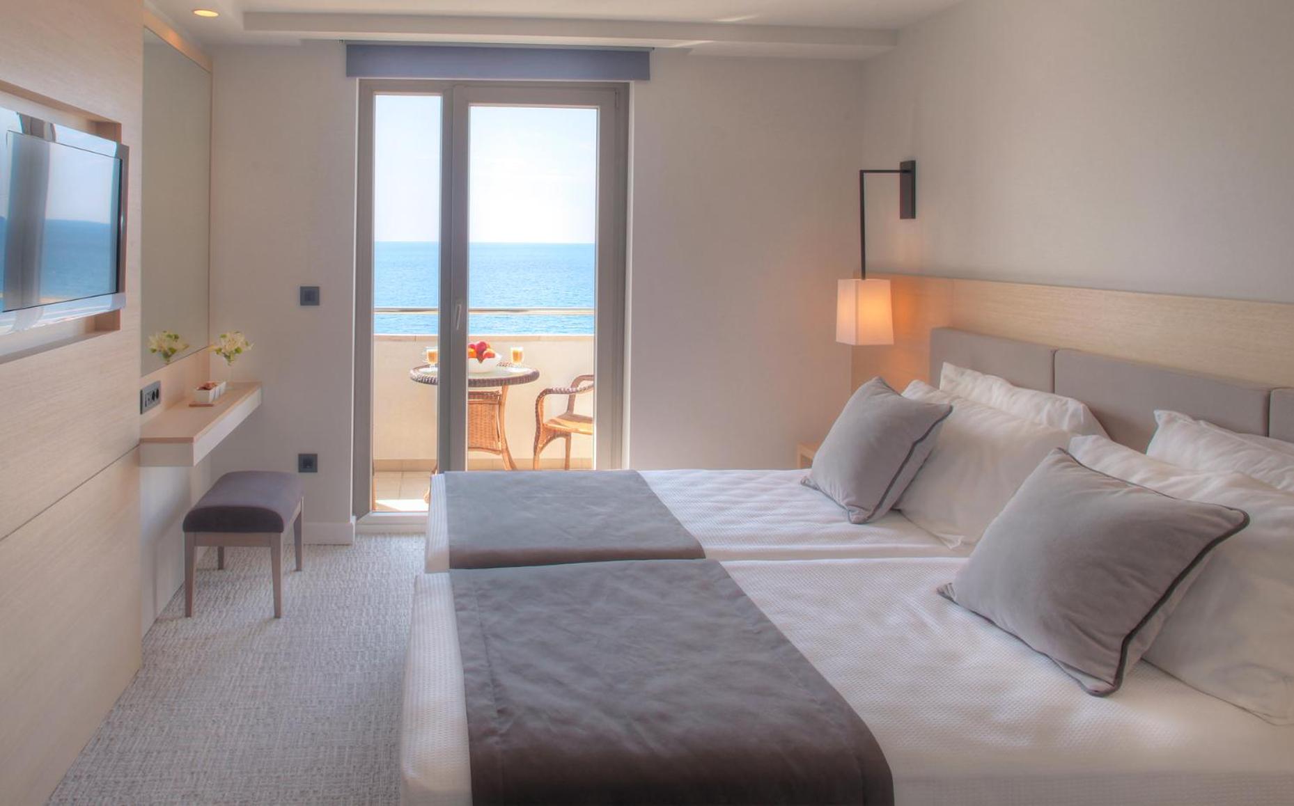 Royal Sky Room with Sea View and Balcony