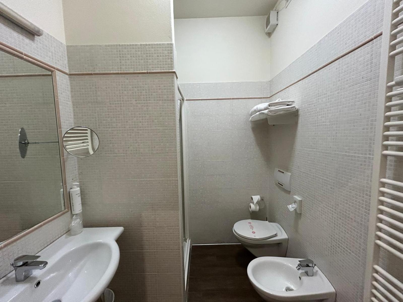 Comfort King Room photo 3