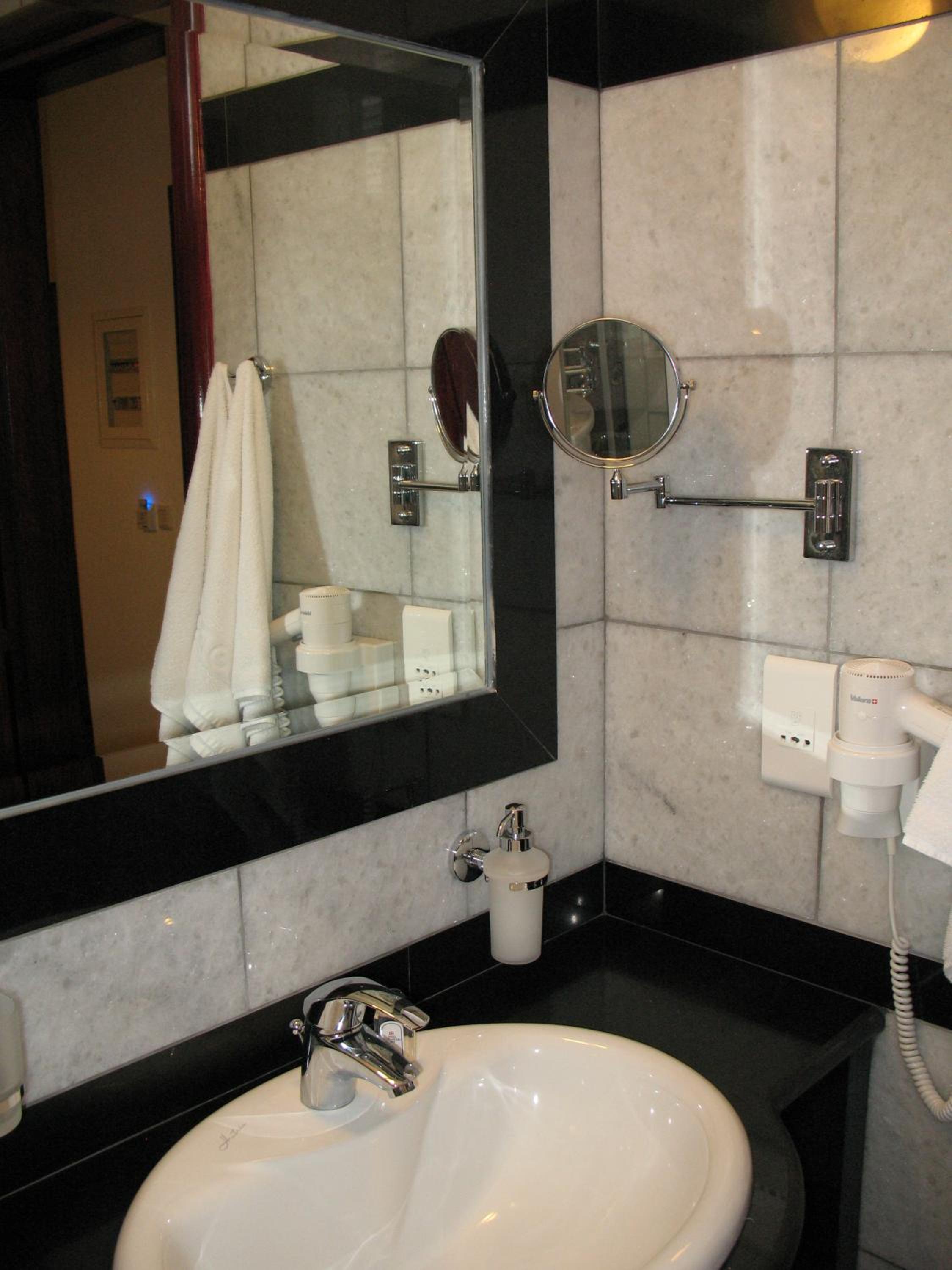 Suite - Photo 16