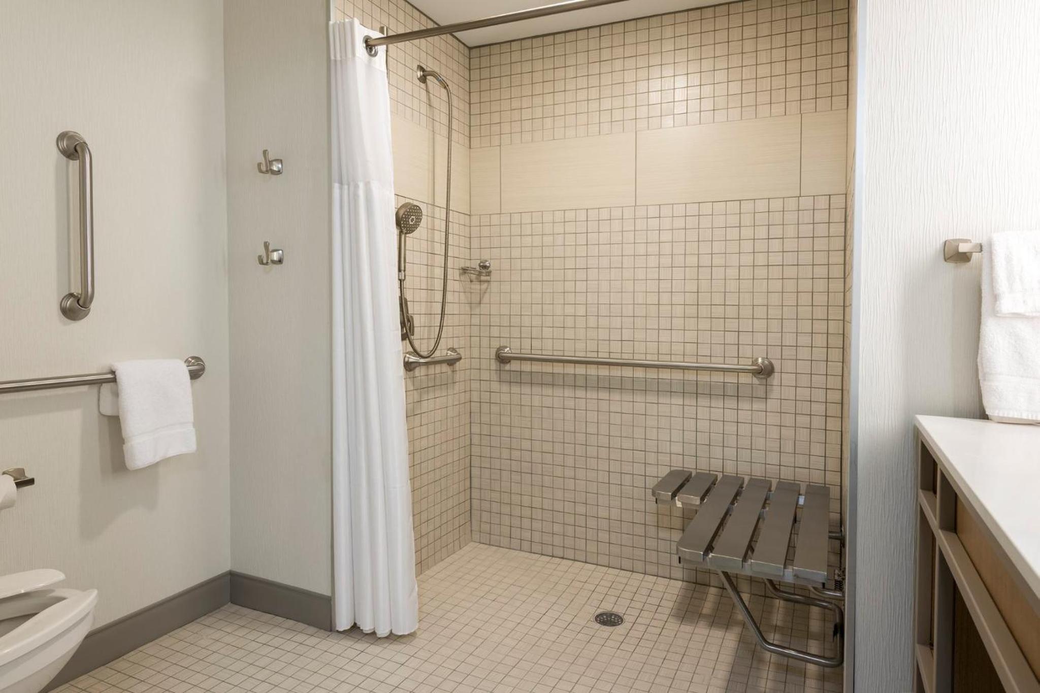 Queen Room with Two Queen Beds - Mobility and Hearing Access photo 2