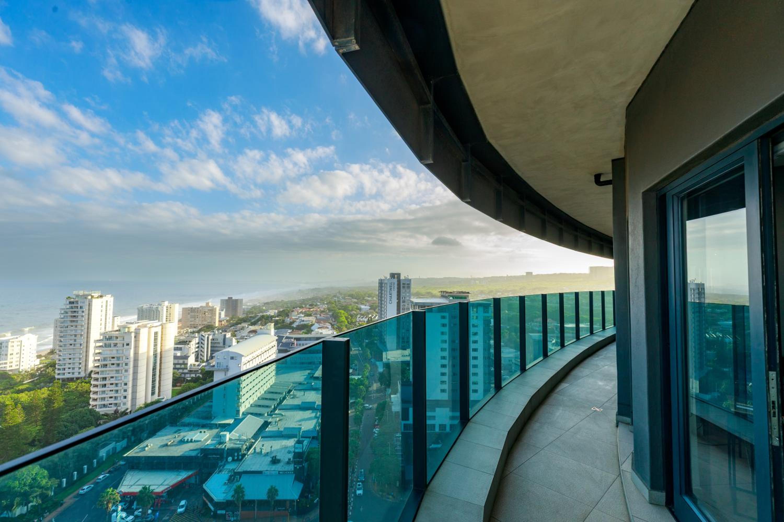 Two-Bedroom Apartment with Balcony and Sea View photo 2