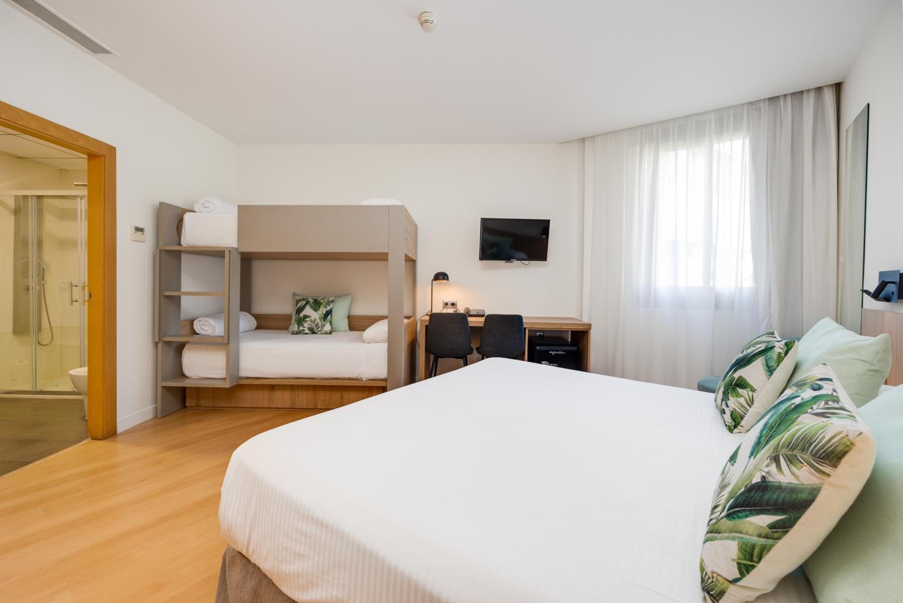 Quadruple Room with Garden View - Photo 7