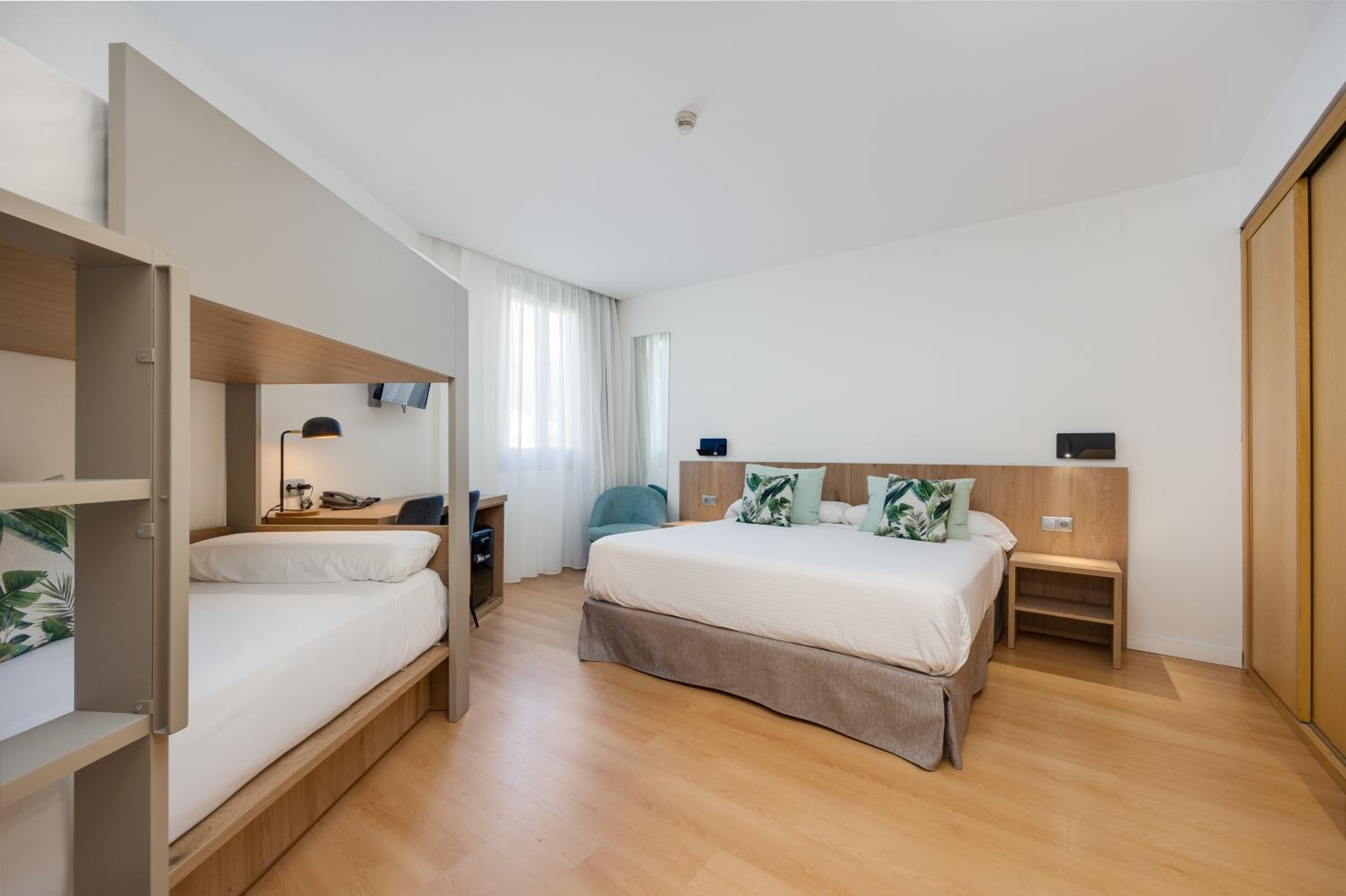 Quadruple Room with Garden View - Photo 6
