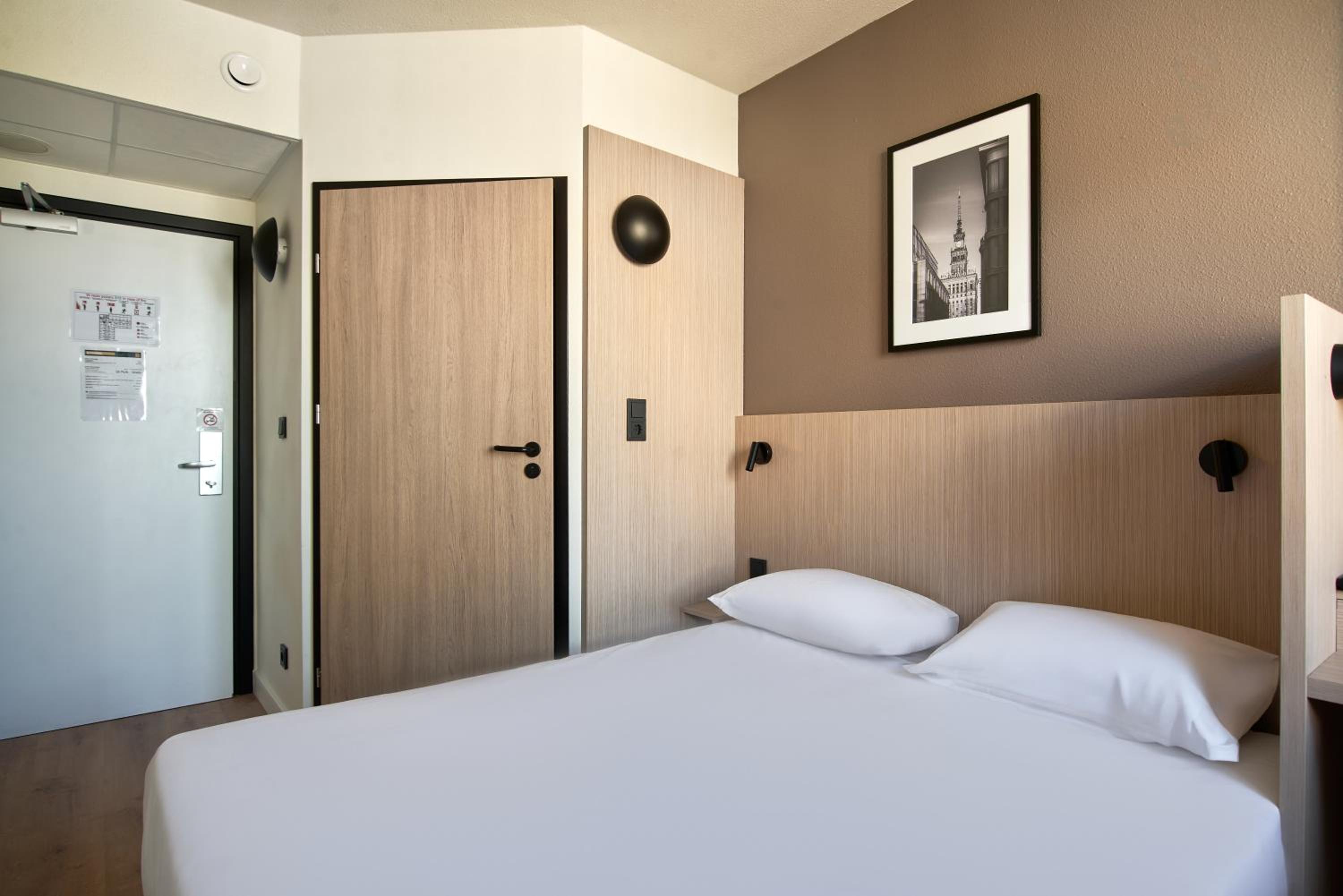 Standard Room - 1 Queen Bed photo 3