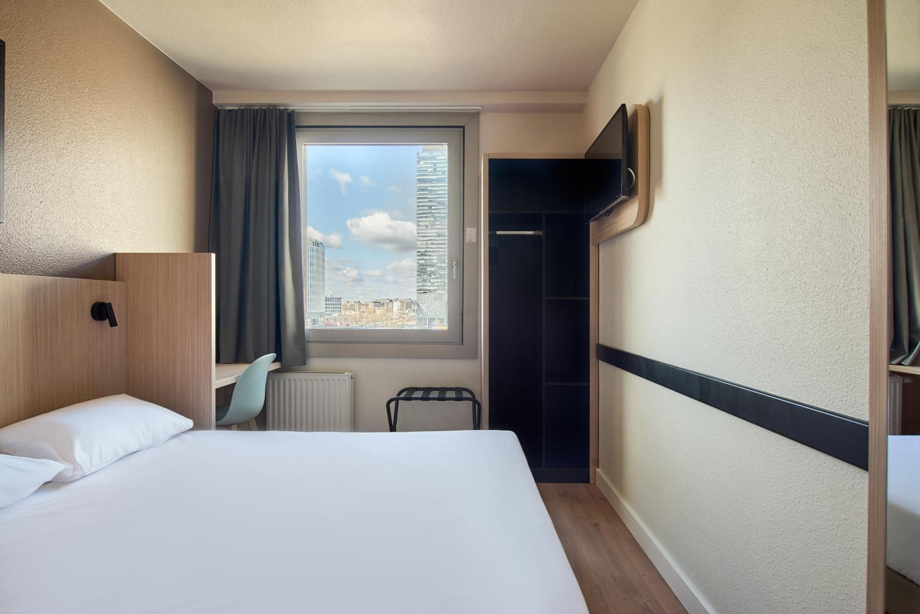 פרמייר קלאס ורשה סנטרום — Standard Room - 1 Queen Bed