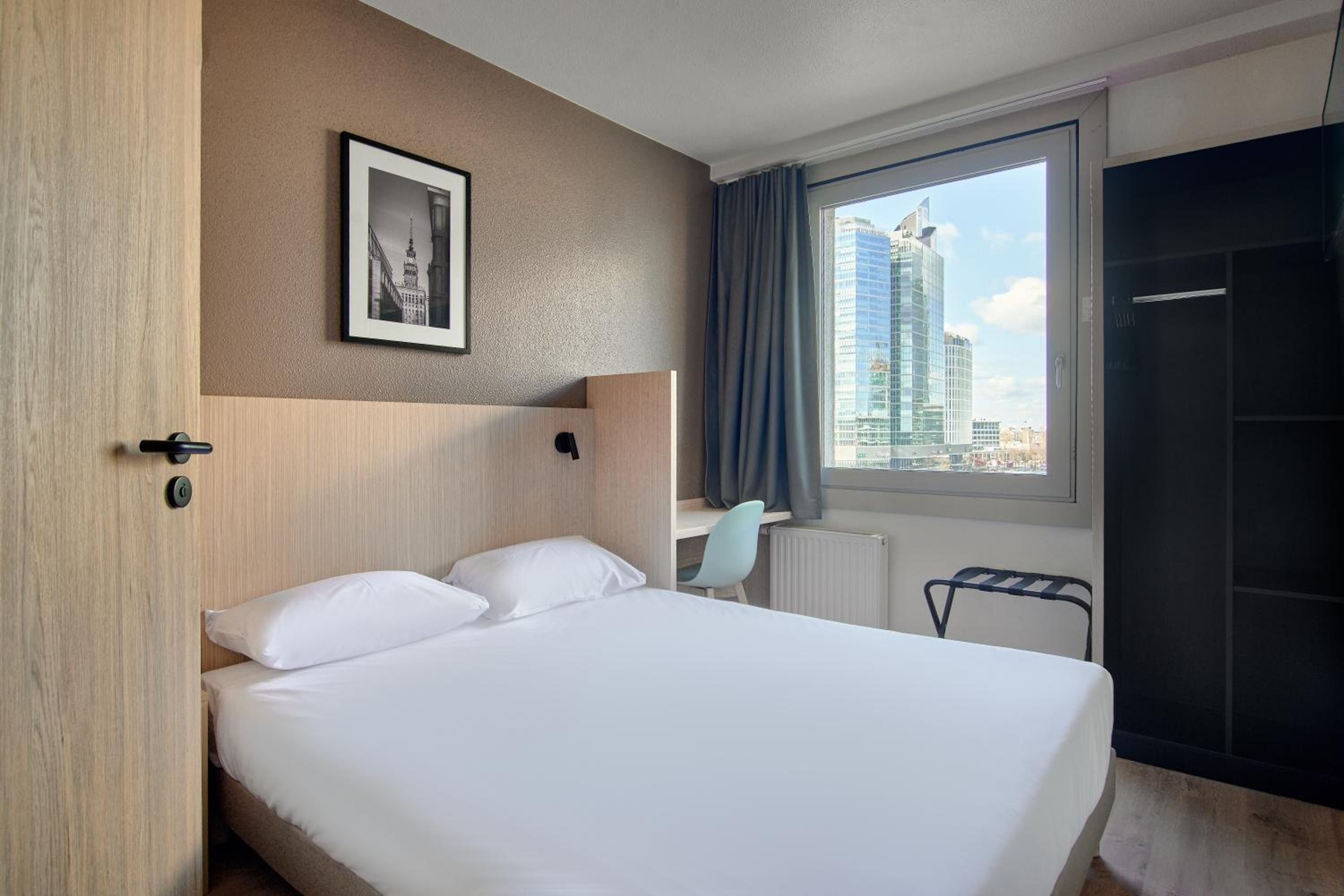 Standard Room - 1 Queen Bed