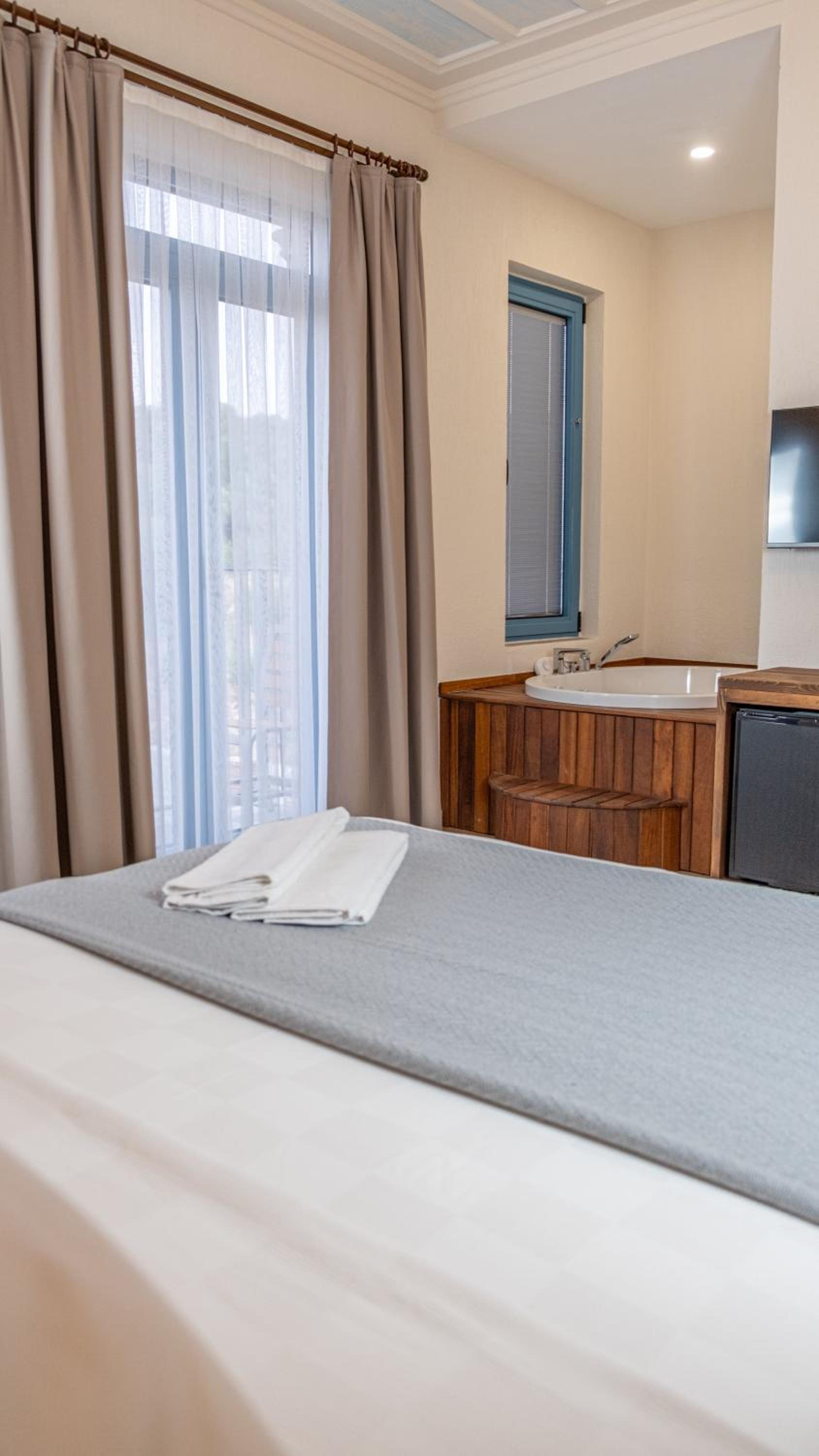 Deluxe Double Room with Bath photo 2