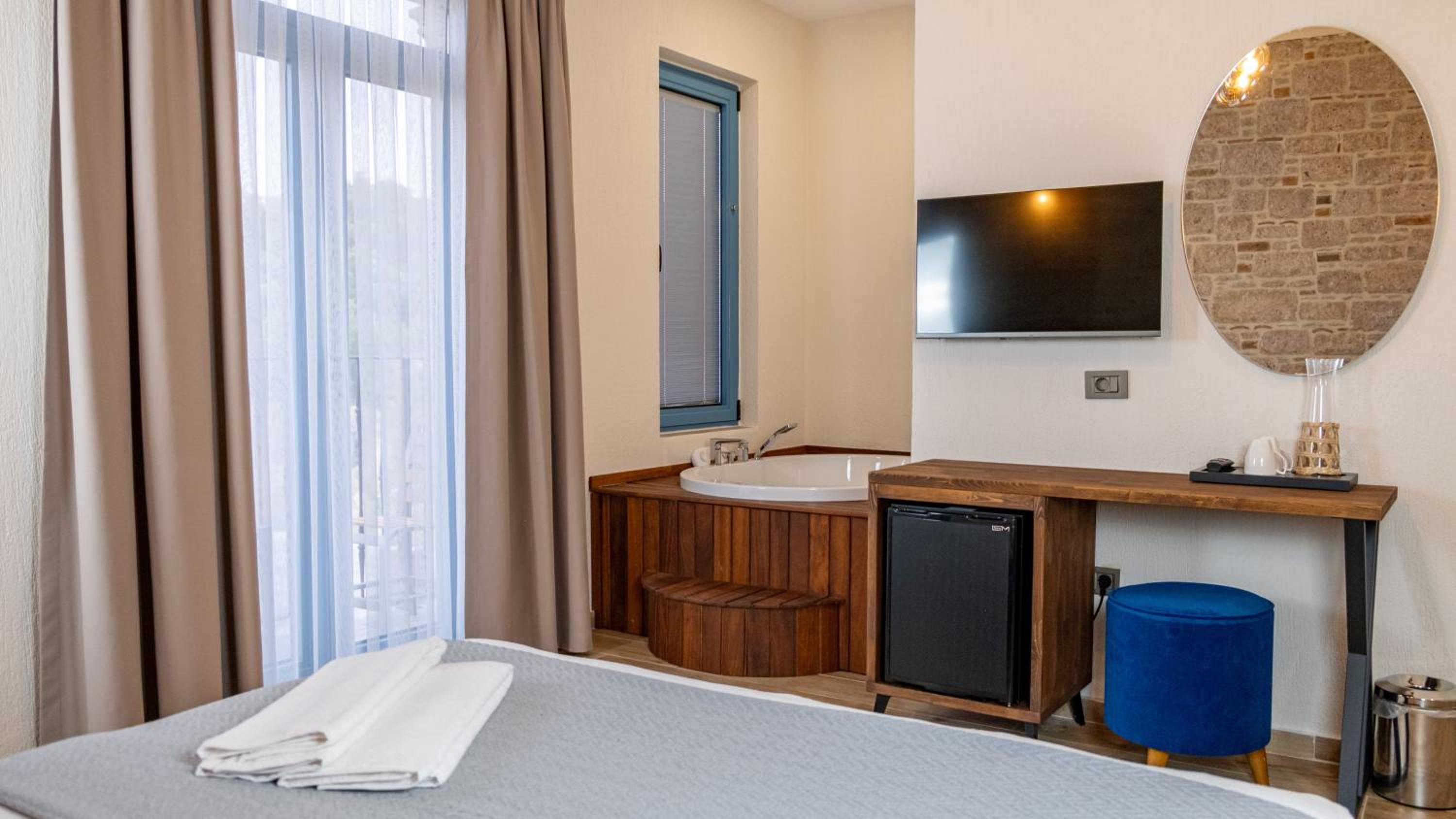 Deluxe Double Room with Bath photo 3