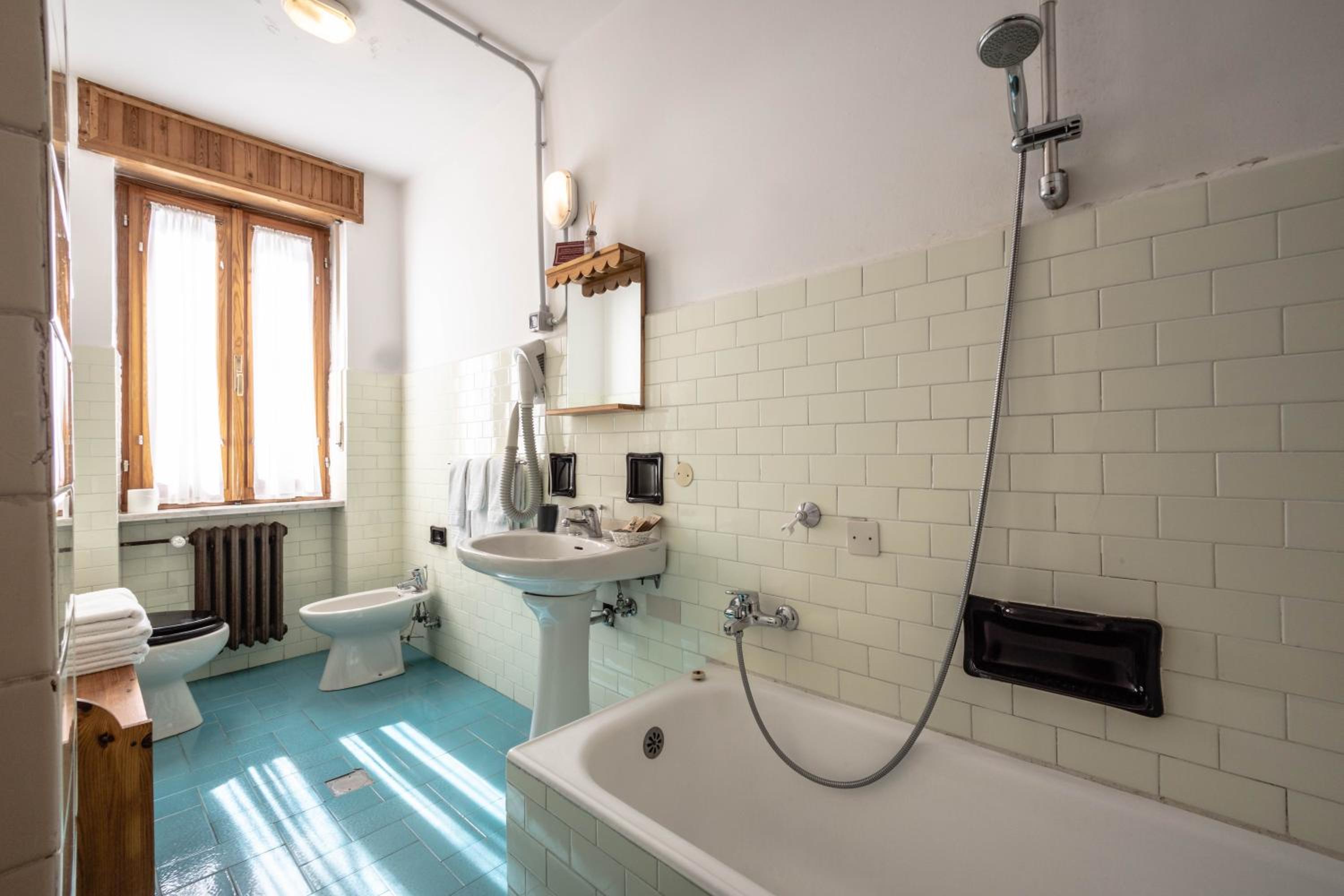 Double Room with Balcony - Photo 3