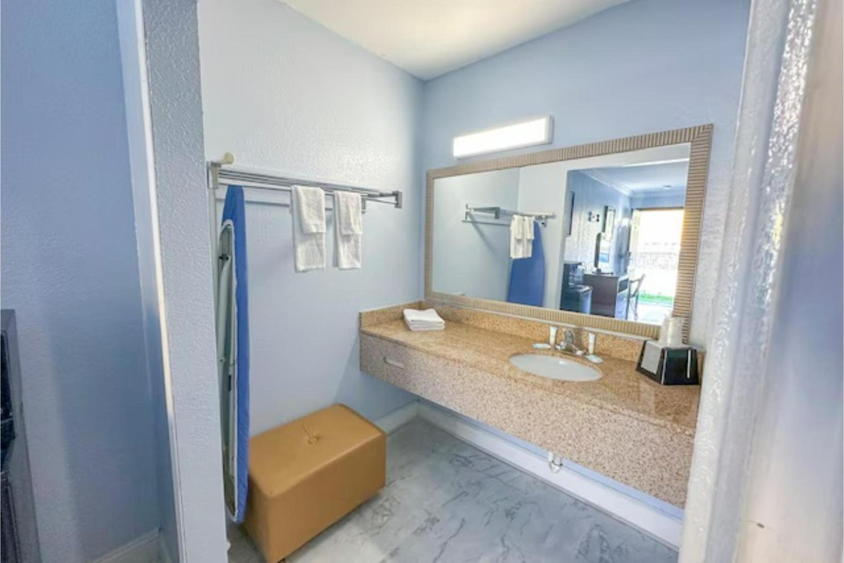 King Room with Roll-In Shower - Disability Access/Non Smoking/Ground floor - Photo 2