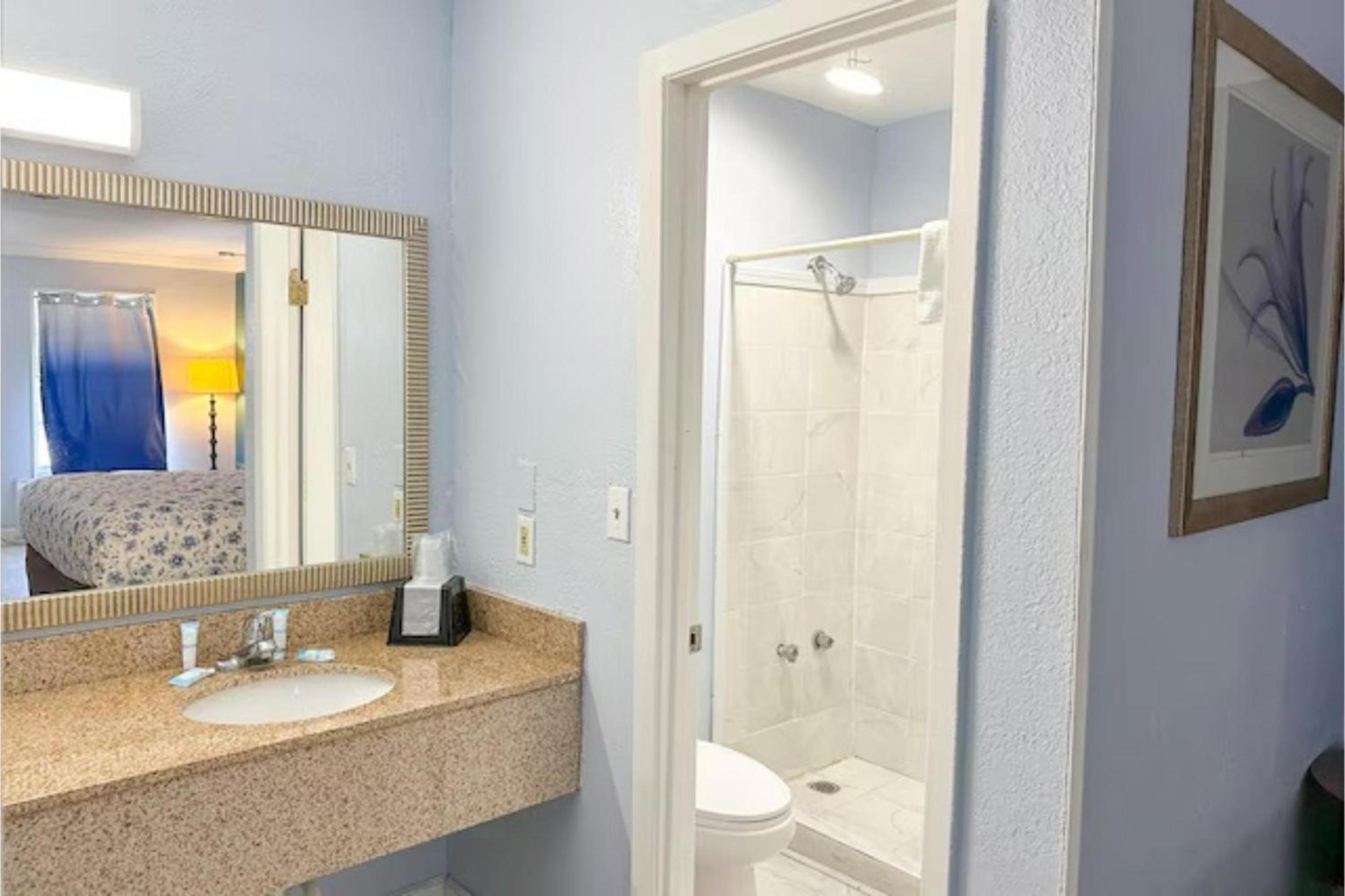 King Room with Roll-In Shower - Disability Access/Non Smoking/Ground floor - Photo 3