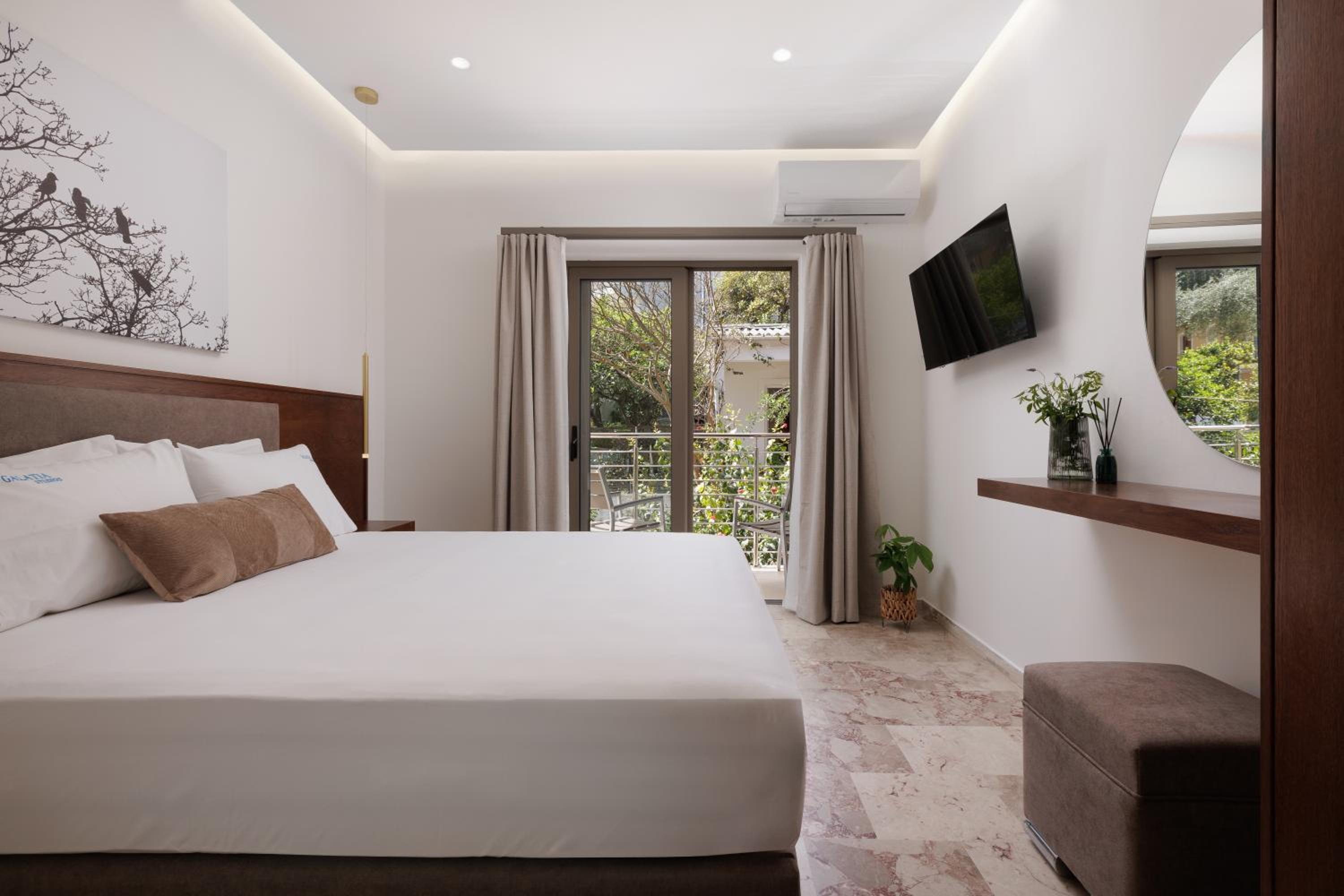 Deluxe Double Room with Balcony photo 3