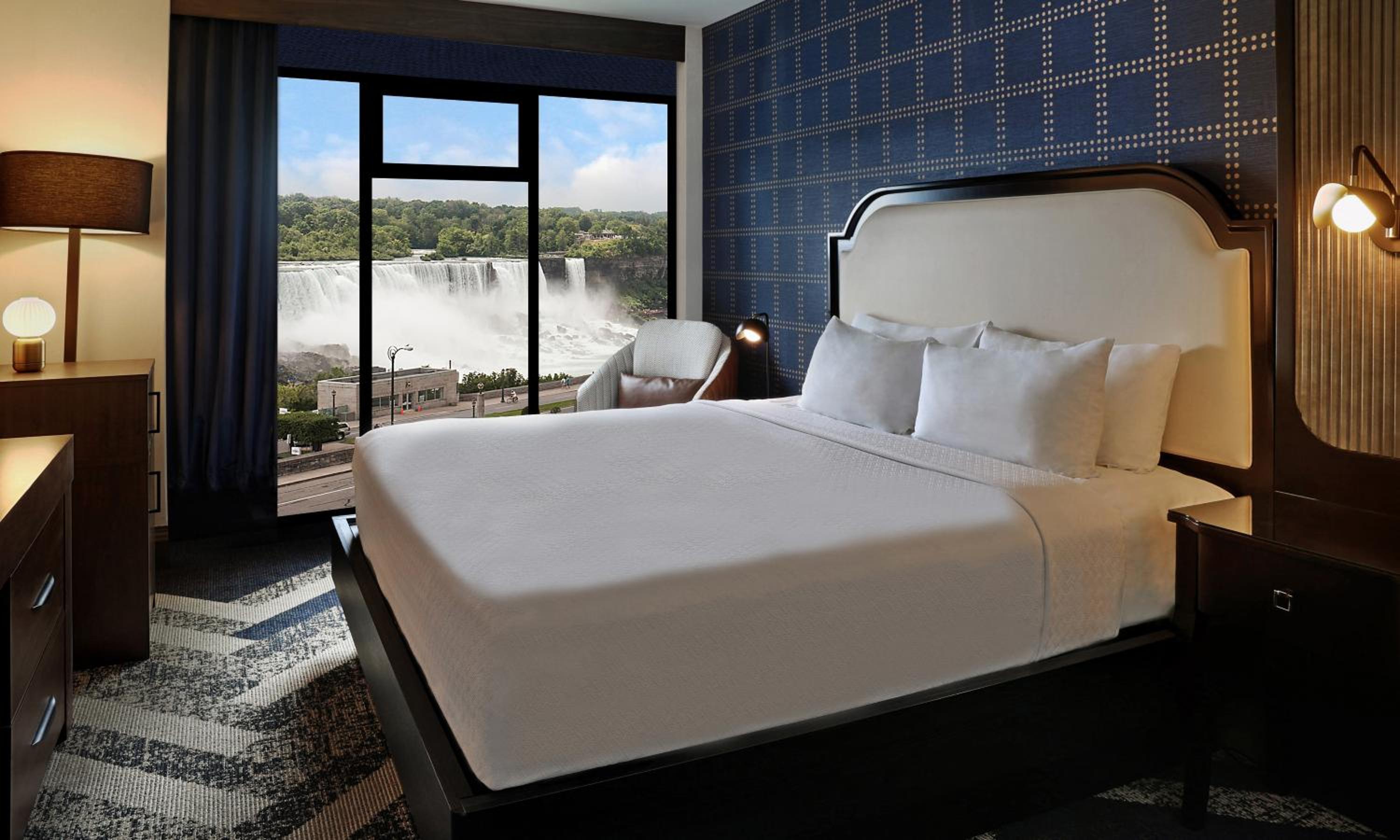 Kind Room with Falls View - Floor to Ceiling Windows photo 3