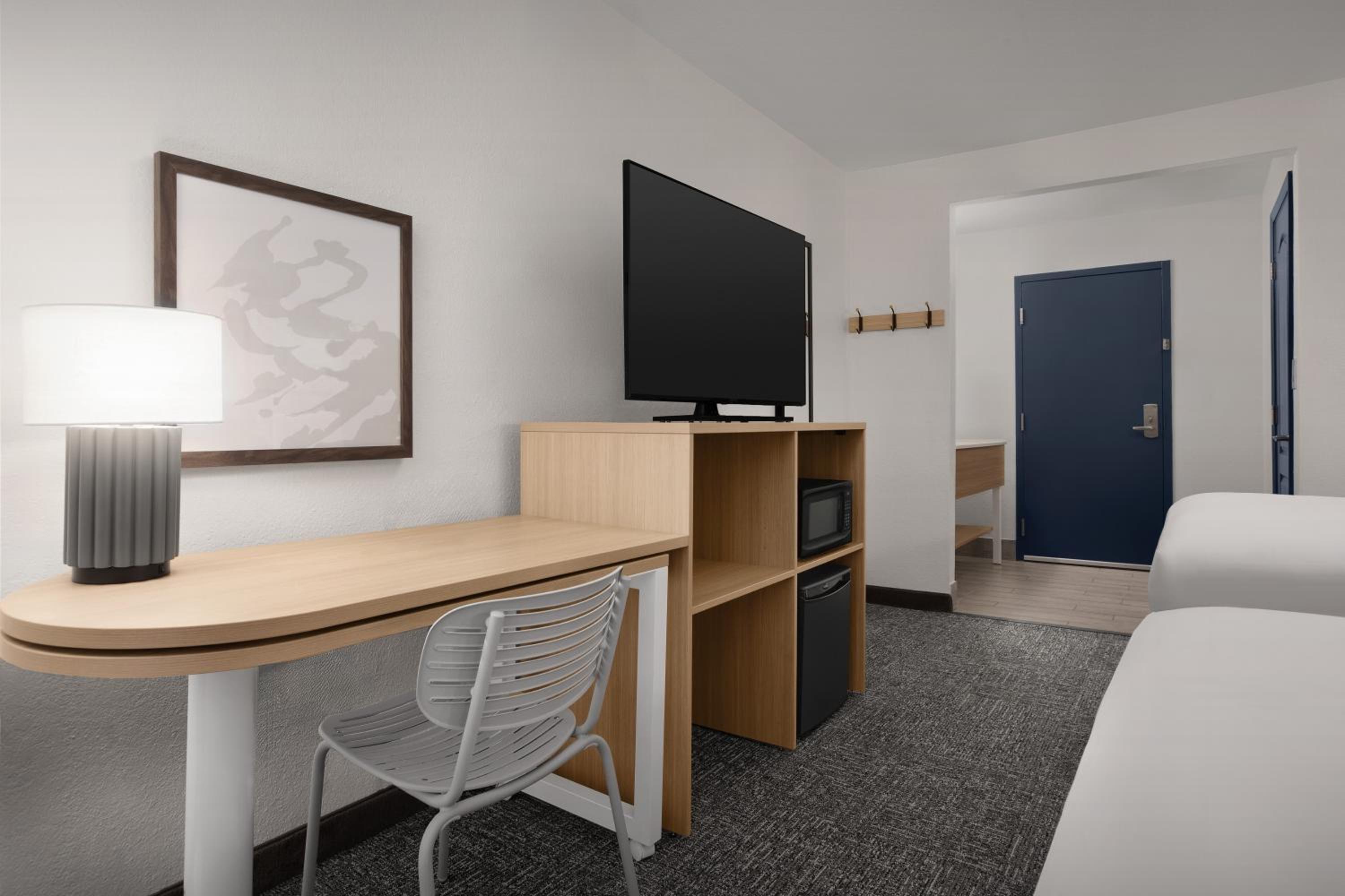 Queen Room with Two Queen Beds - Photo 7