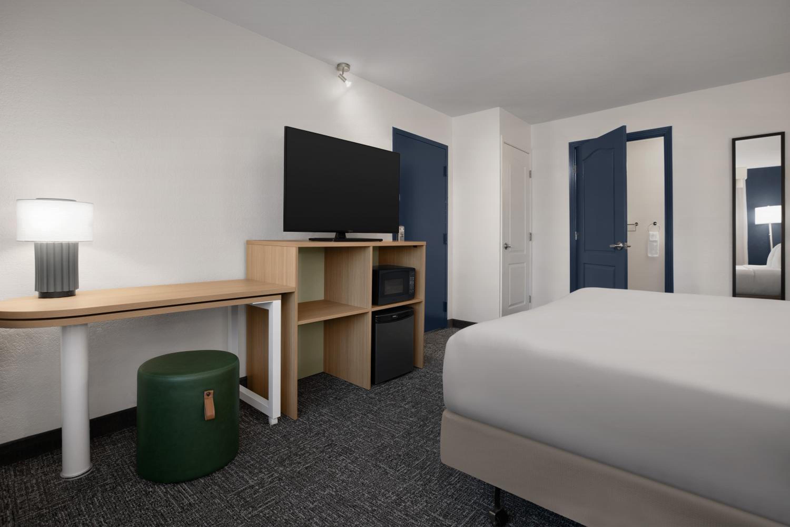 King Room with Mobility Accessible Tub - Photo 7