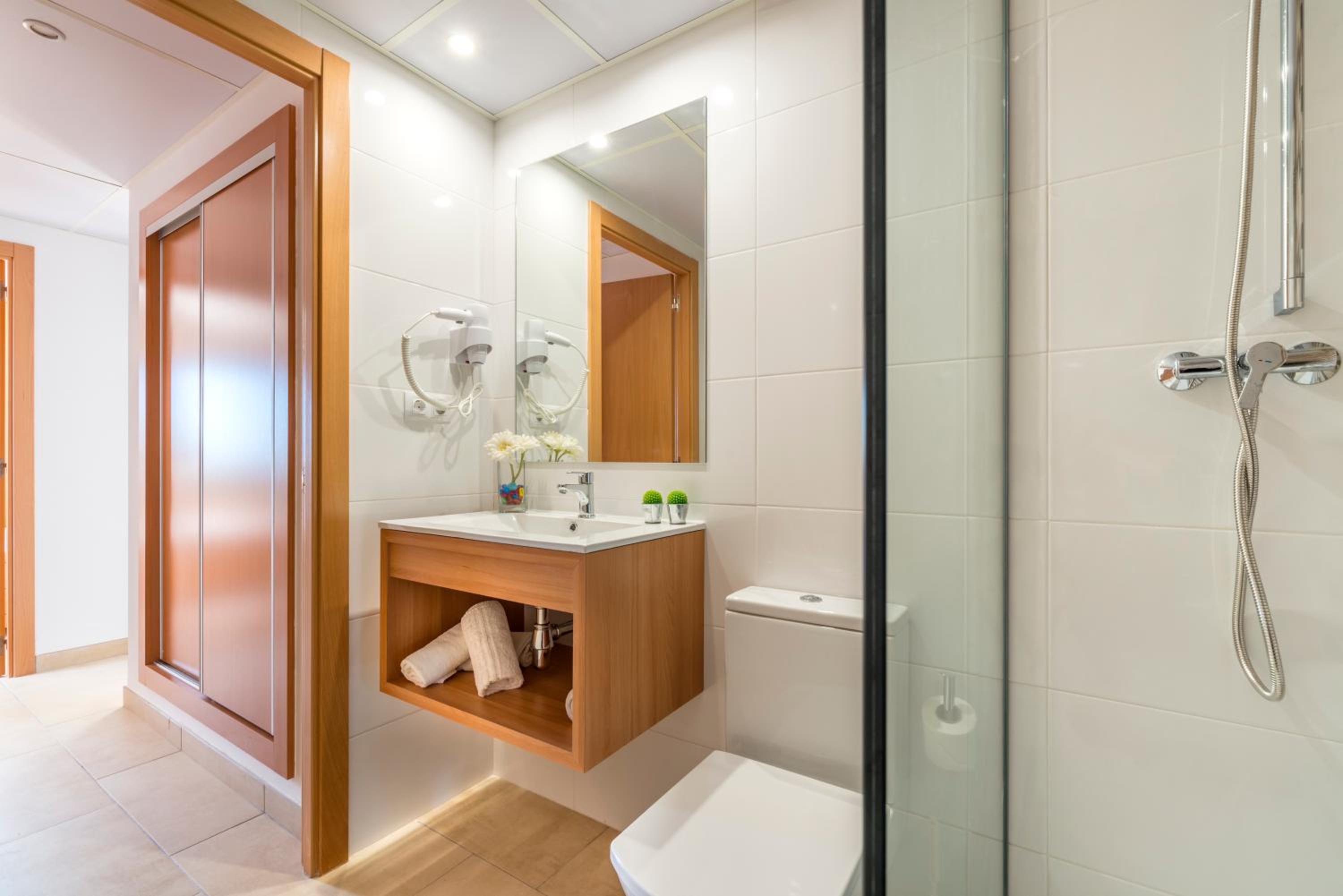 One-Bedroom Apartment with Balcony (2 - 4 Adults) - Photo 6