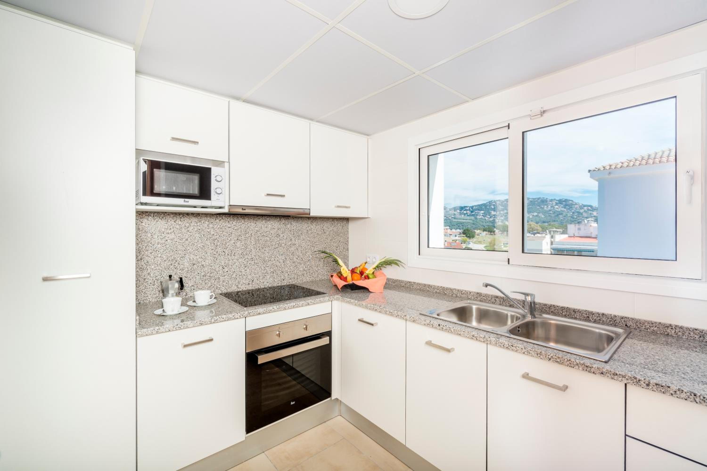 One-Bedroom Apartment with Balcony (2 - 4 Adults) - Photo 2