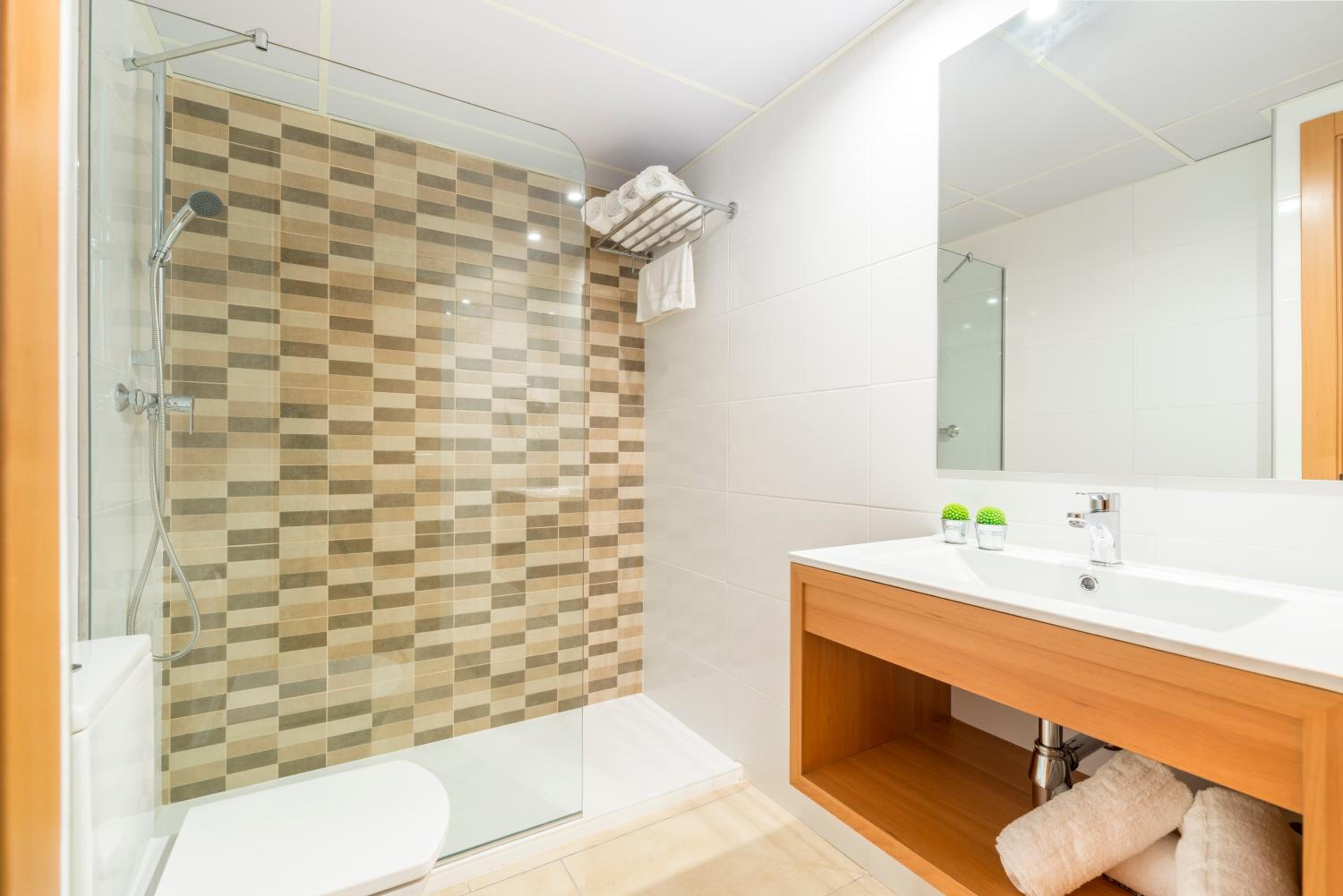 One-Bedroom Apartment with Balcony (2 - 4 Adults) - Photo 5