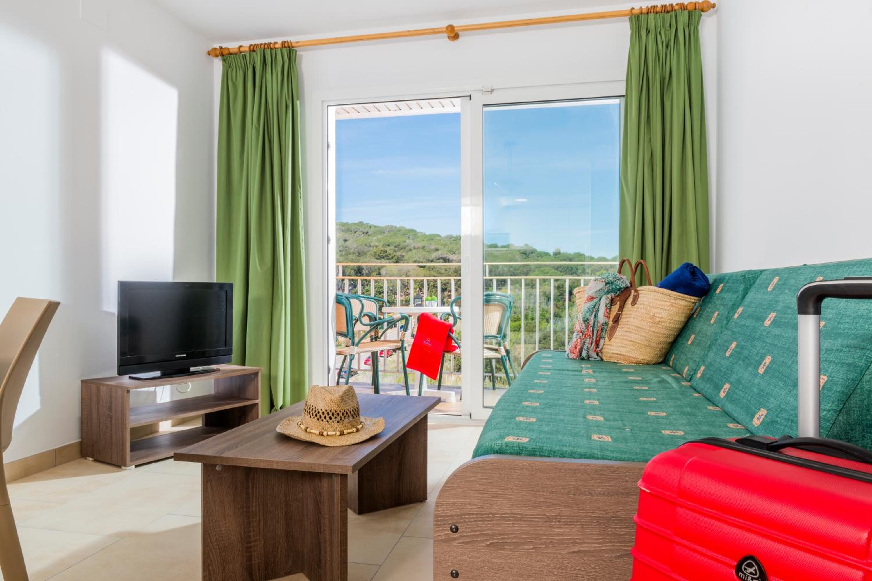 One-Bedroom Apartment with Balcony (2 - 4 Adults) - Photo 14