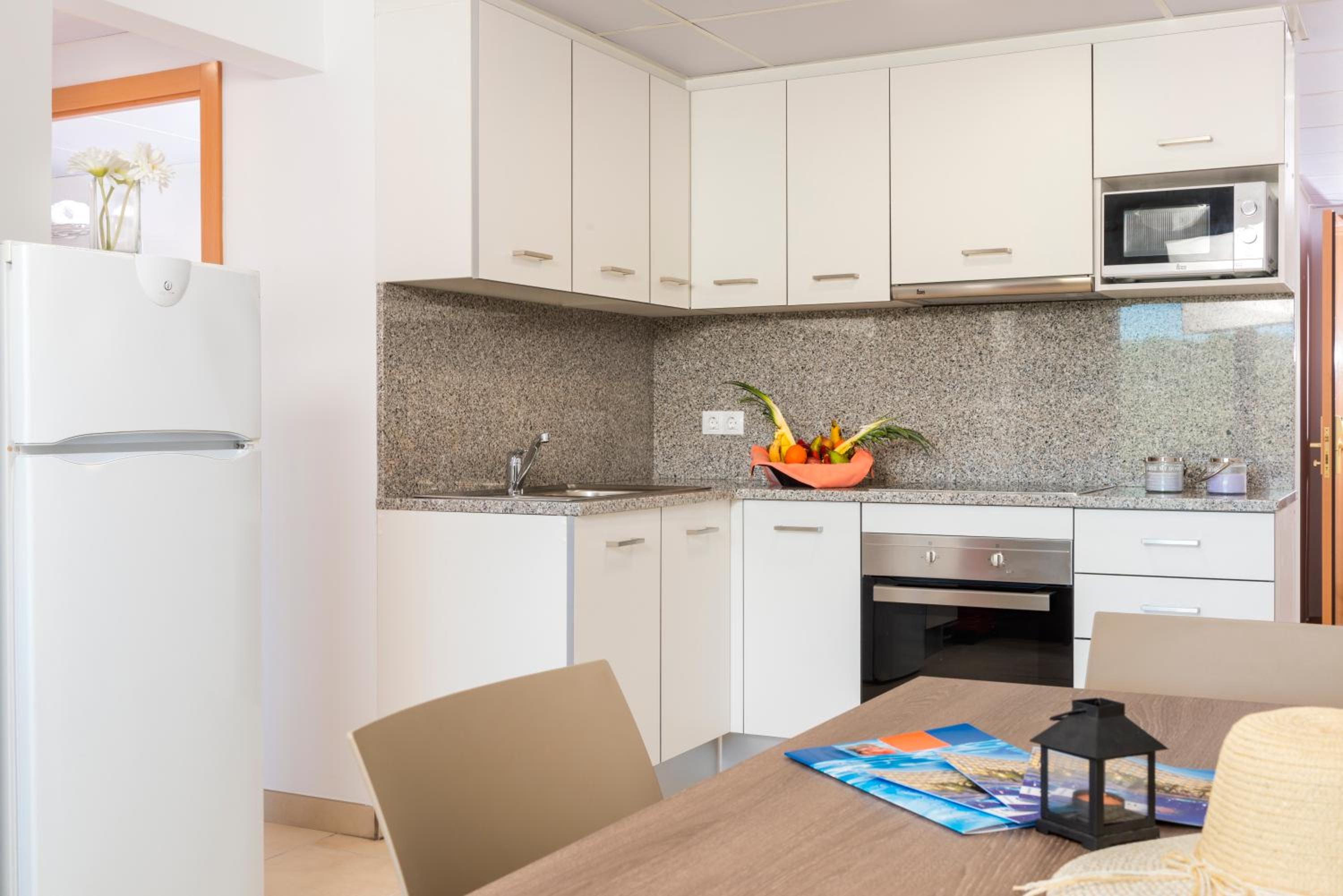 One-Bedroom Apartment with Balcony (2 - 4 Adults) - Photo 9