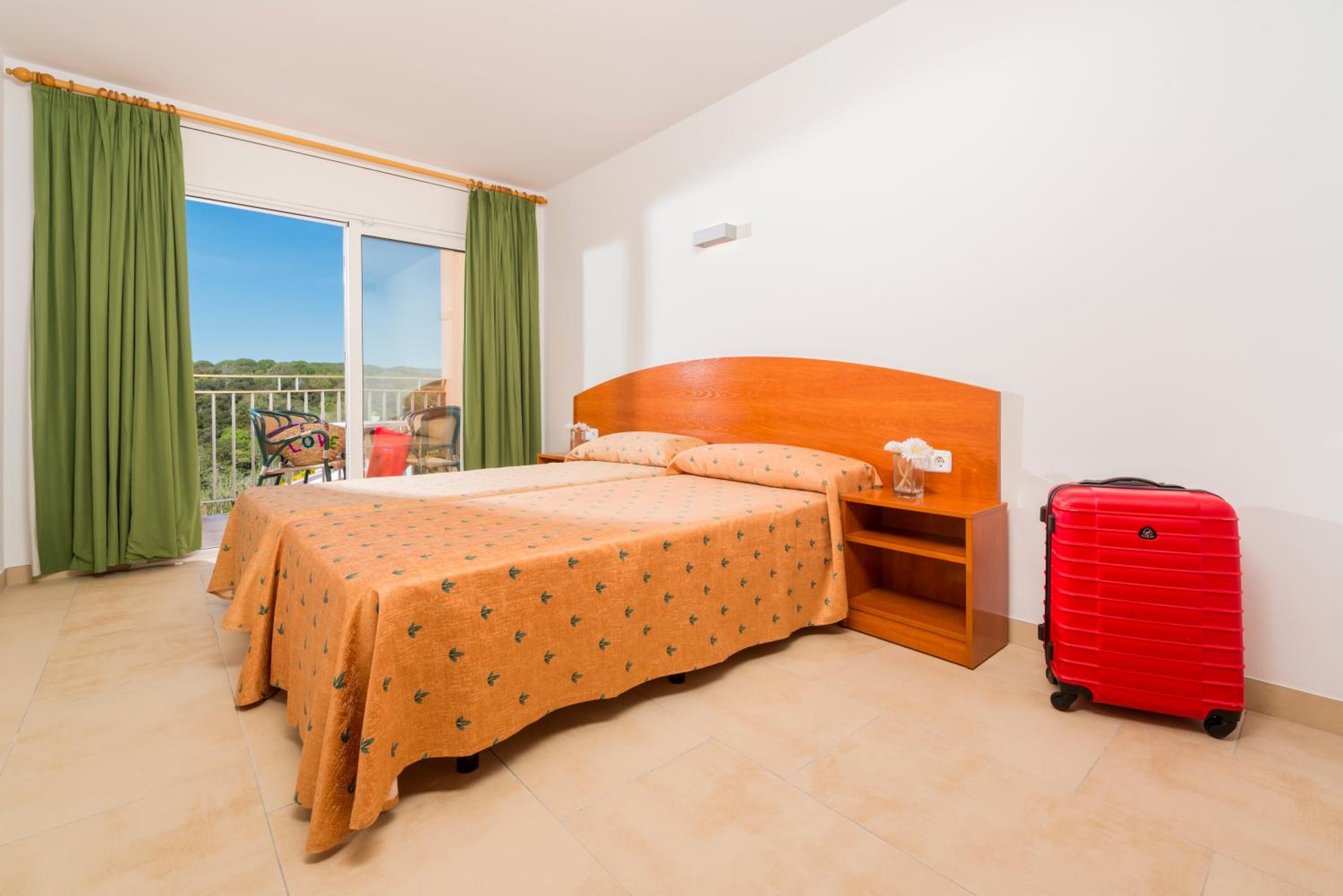 Two-Bedroom Apartment with Balcony (4-6 Adults) - Photo 5