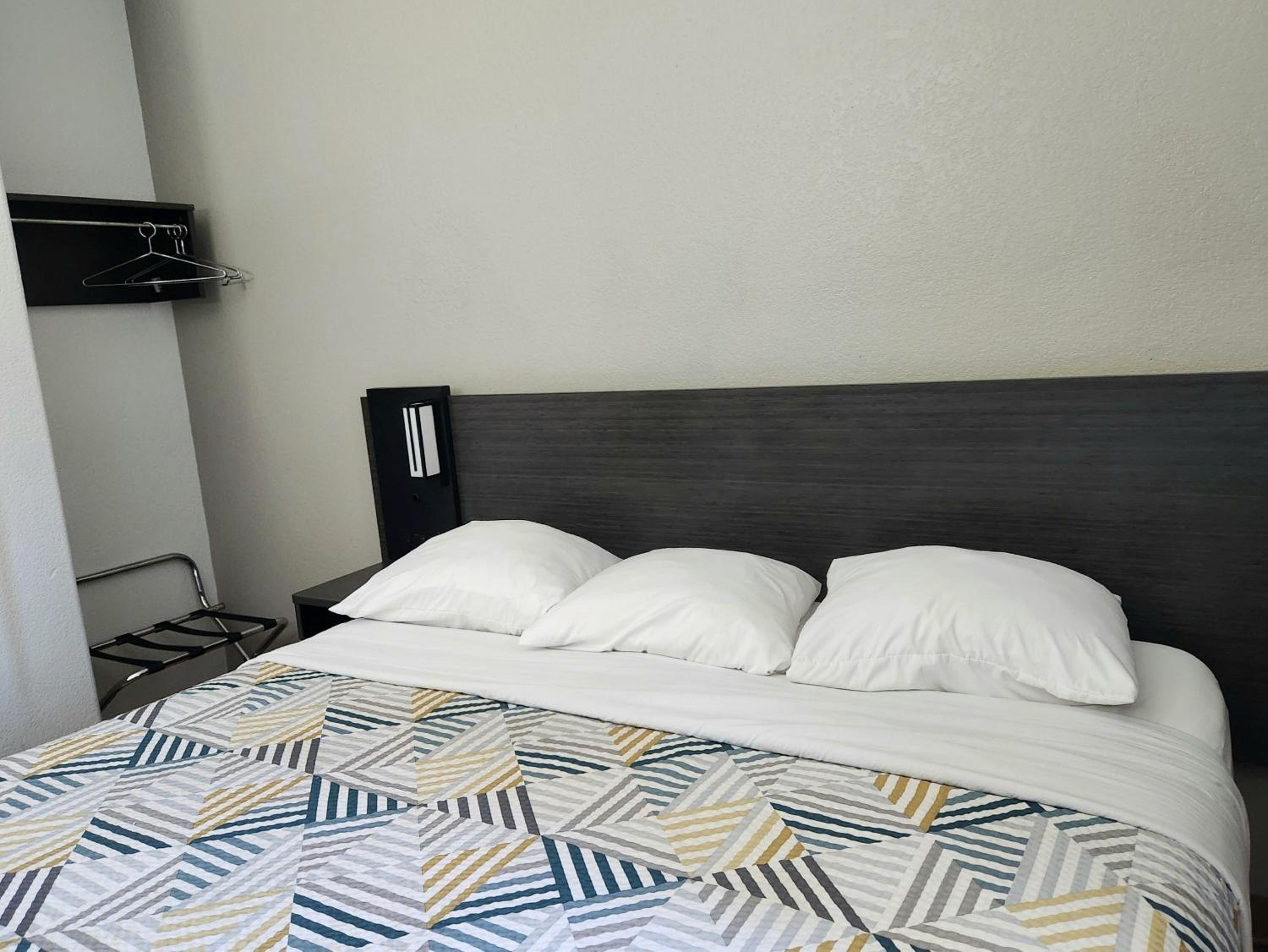 King Room with Mobility Access and Bathtub with Grab Bars, Non-Smoking - Photo 5