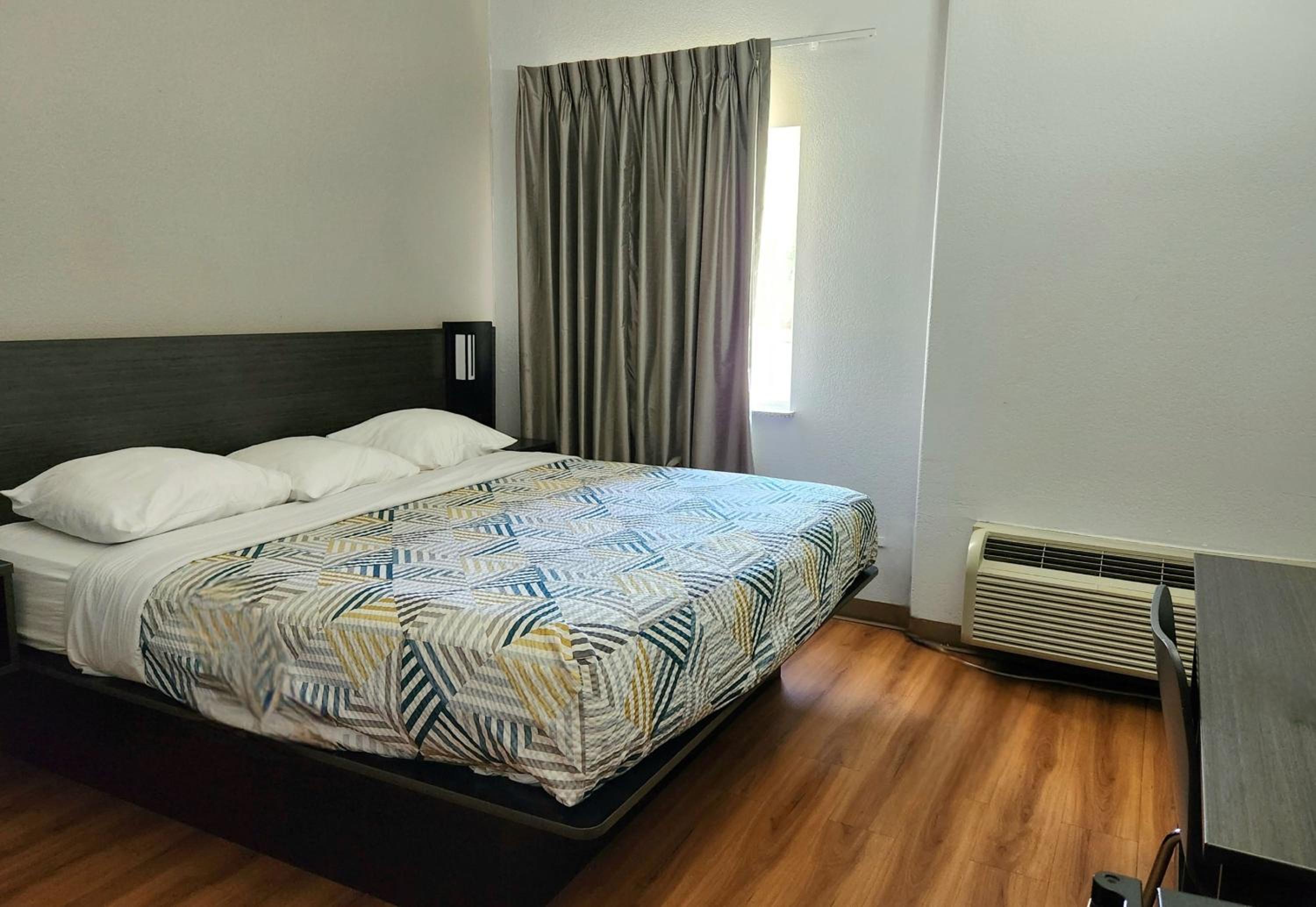 King Room with Mobility Access and Bathtub with Grab Bars, Non-Smoking - Photo 4