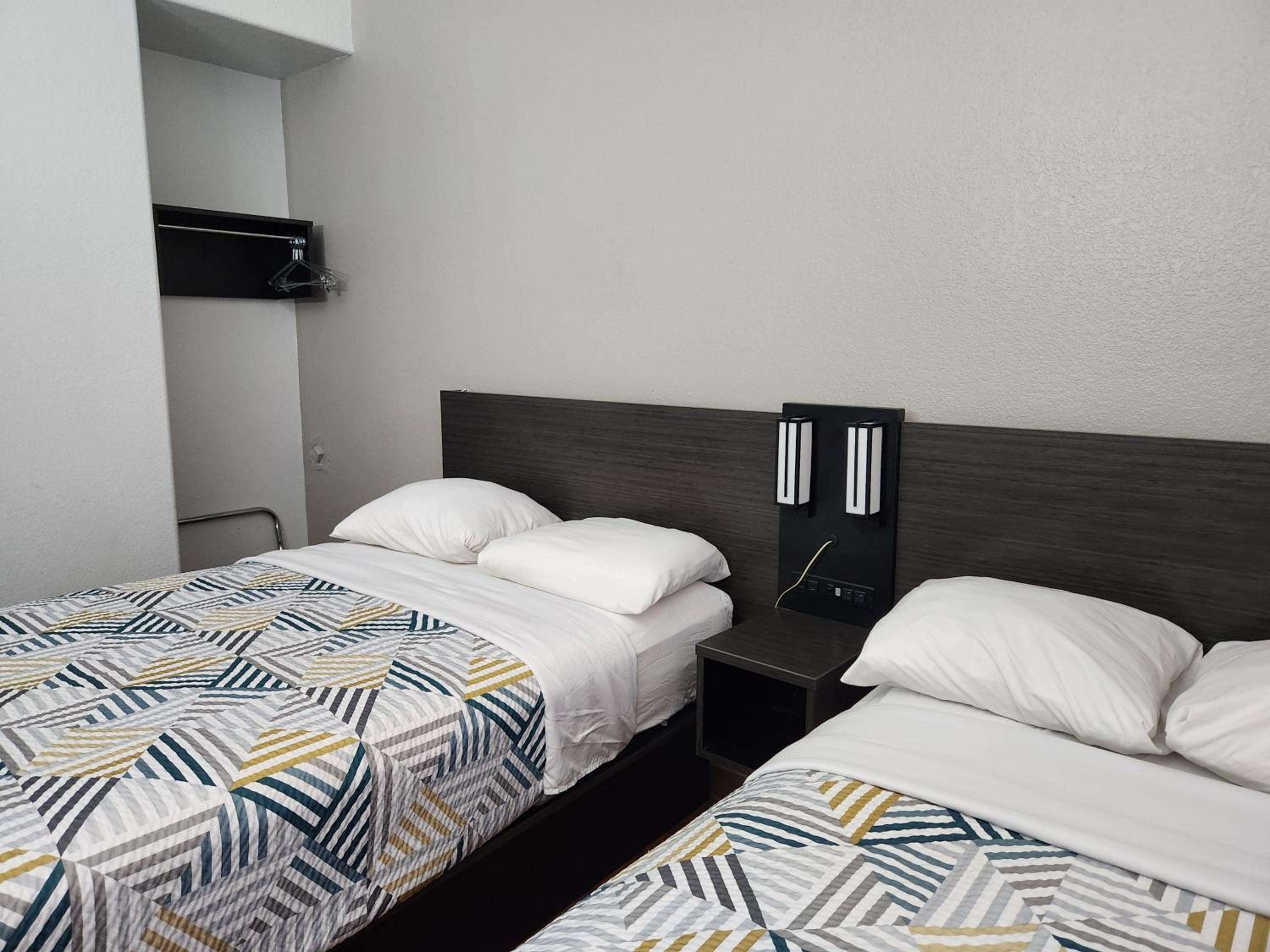Double Room with Two Double Beds - Non-Smoking - Photo 9