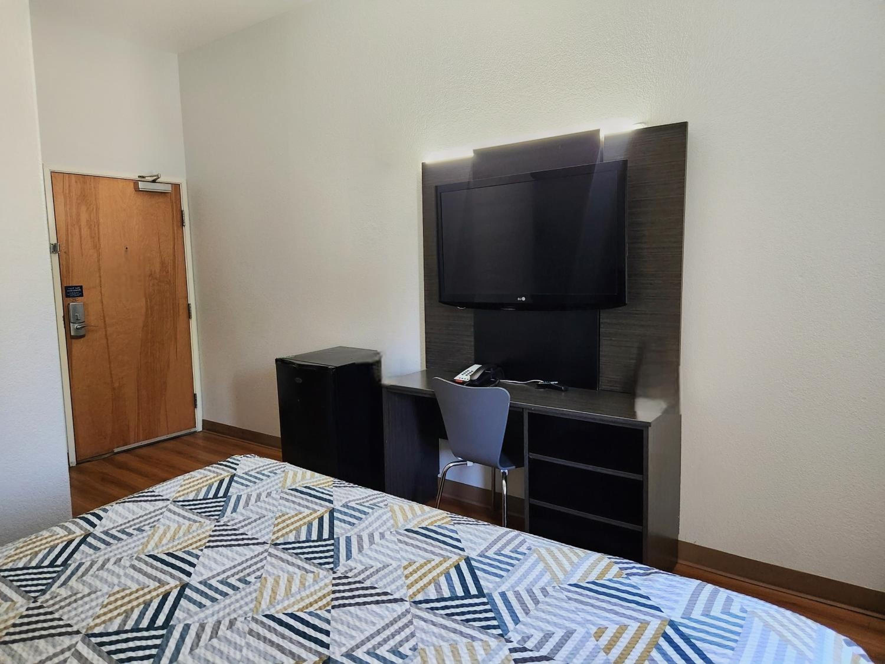 King Room with Mobility Access and Bathtub with Grab Bars, Non-Smoking - Photo 6