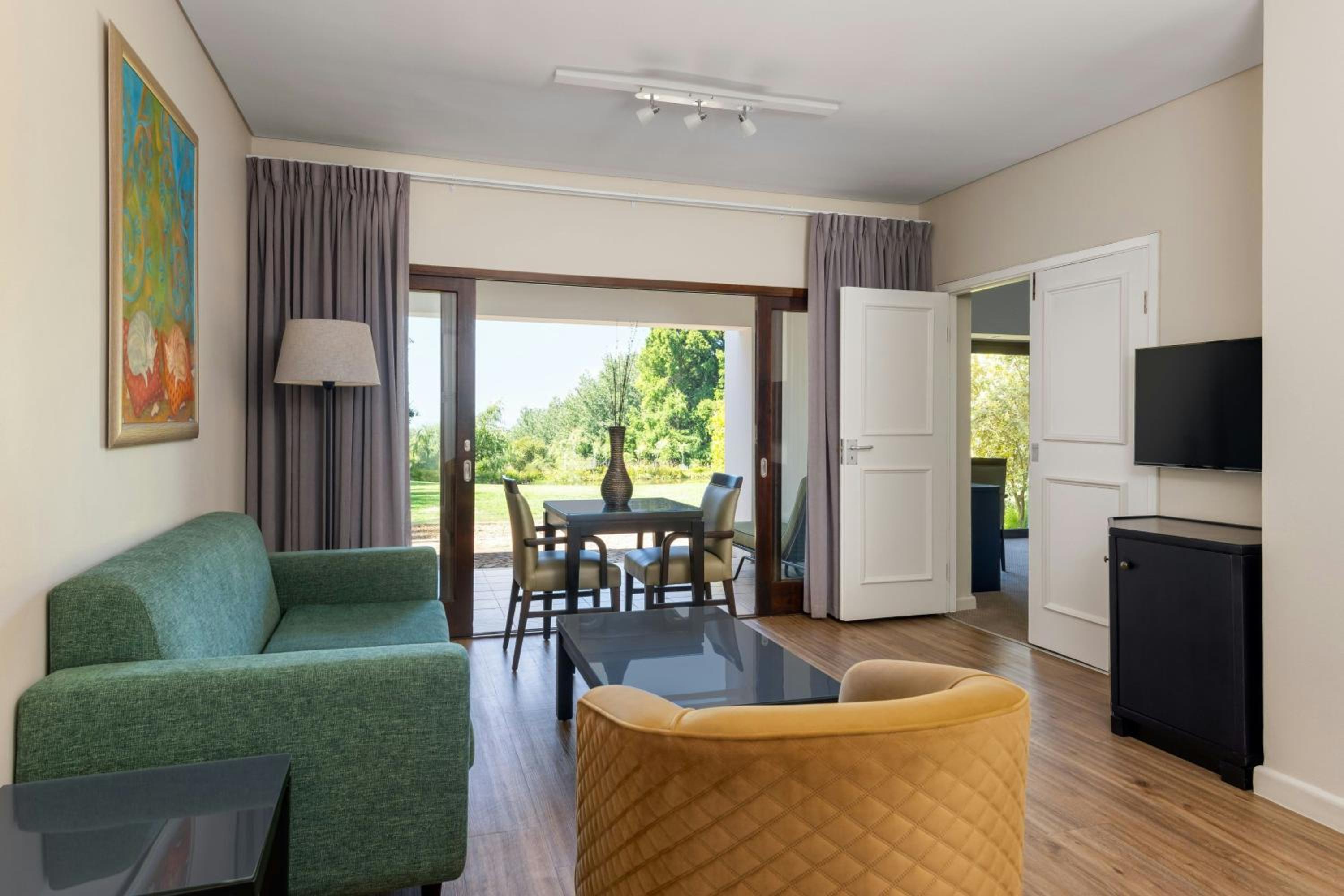 One-Bedroom King Suite with Partial Sea View - Photo 3