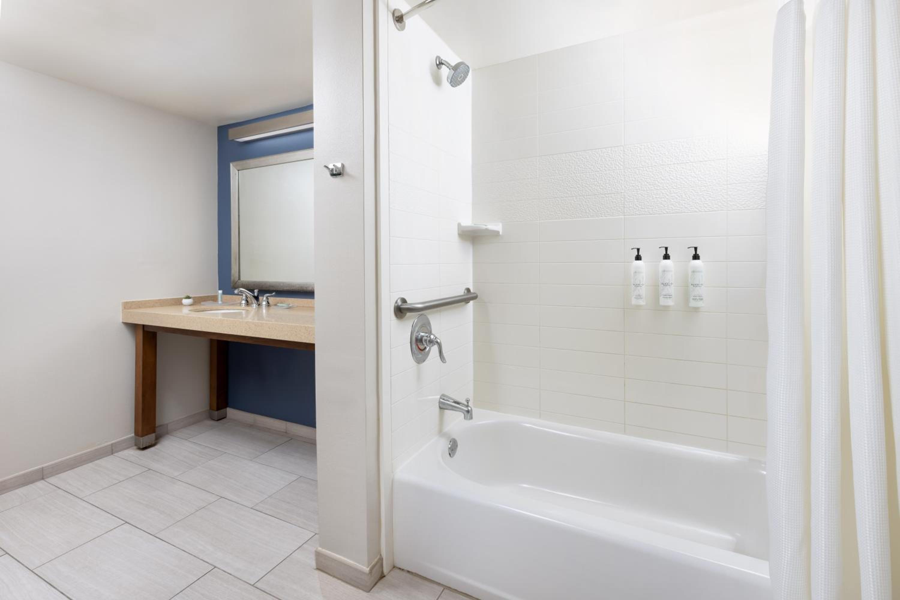 King Room with Garden View - Mobility Accessible with Tub