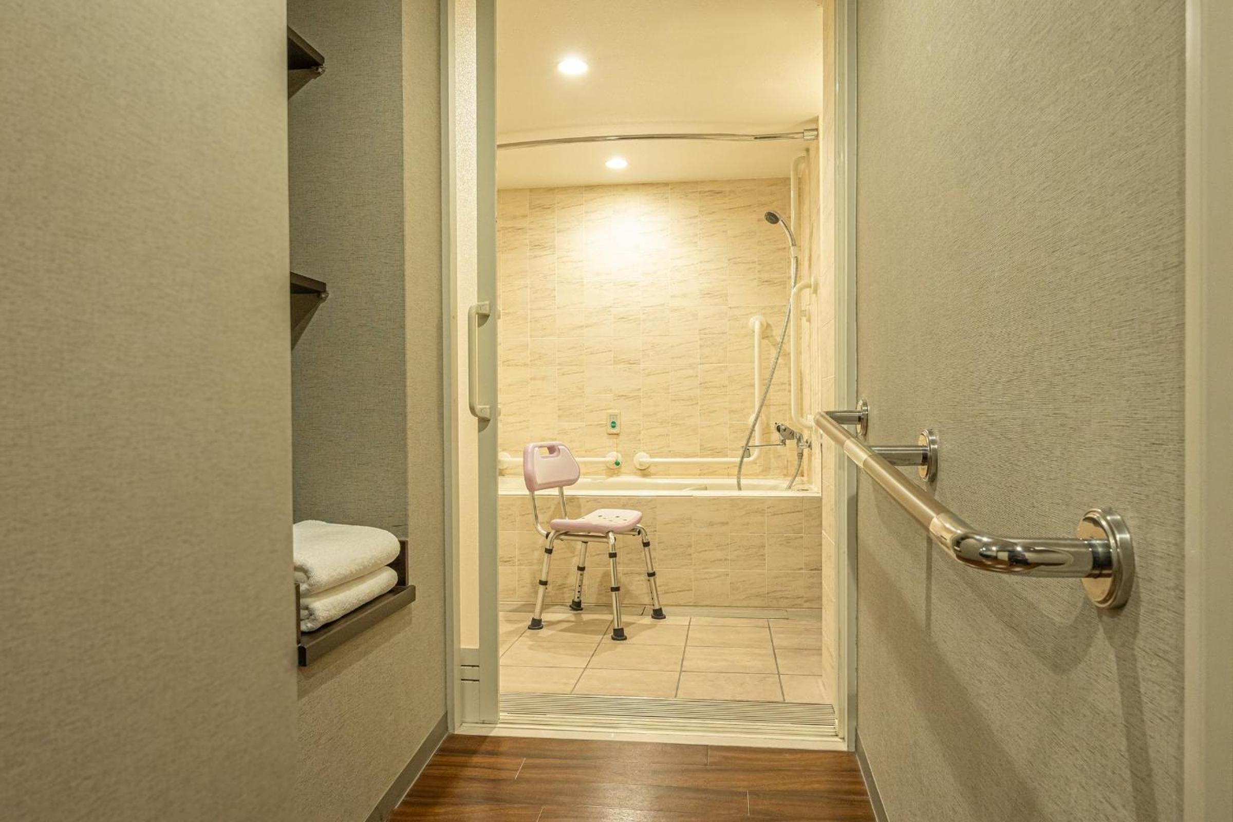 Standard Room with Two Single Beds - Accessible - Photo 2