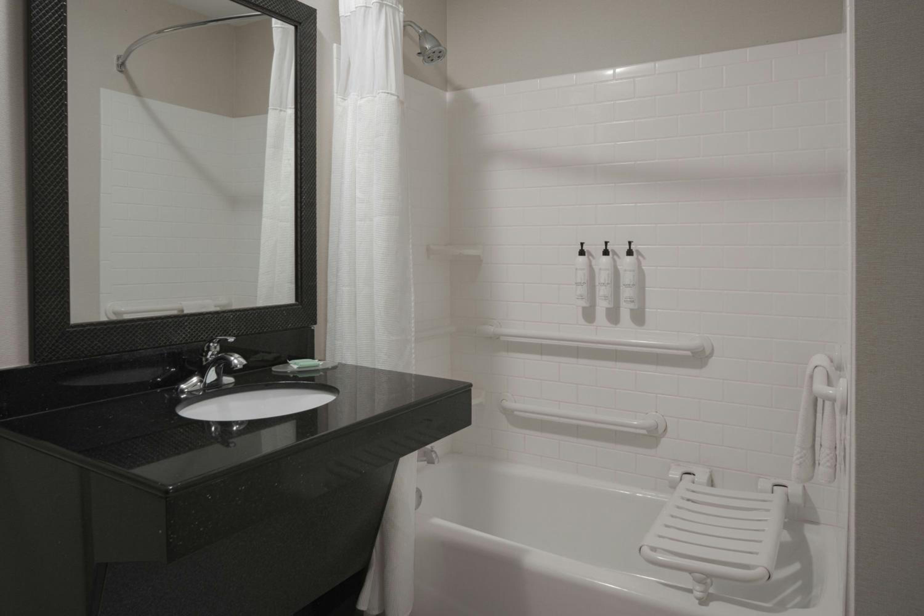 Queen Room with Two Queen Beds - Hearing Accessible - Photo 4