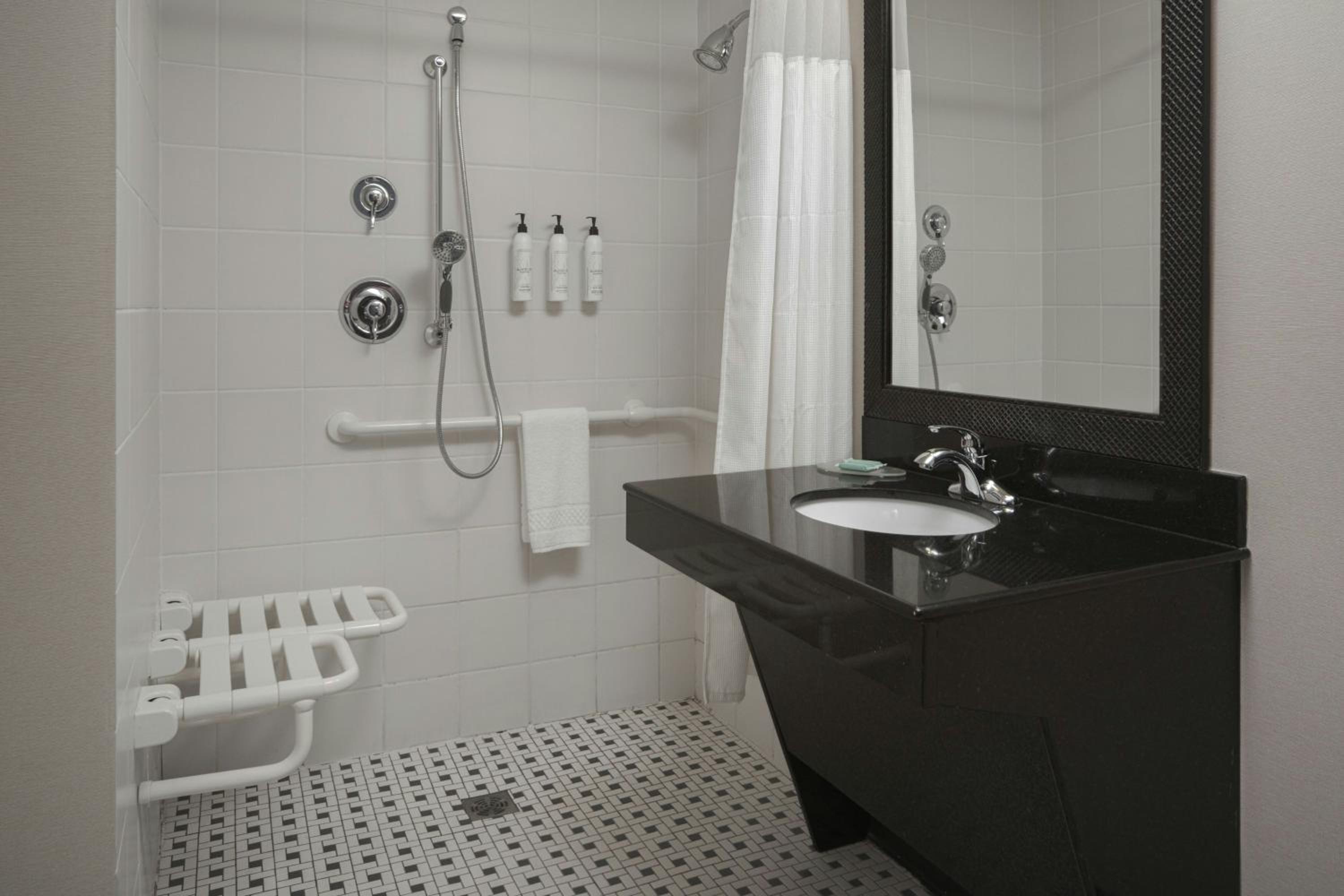 Queen Room with Two Queen Beds - Hearing Accessible - Photo 3