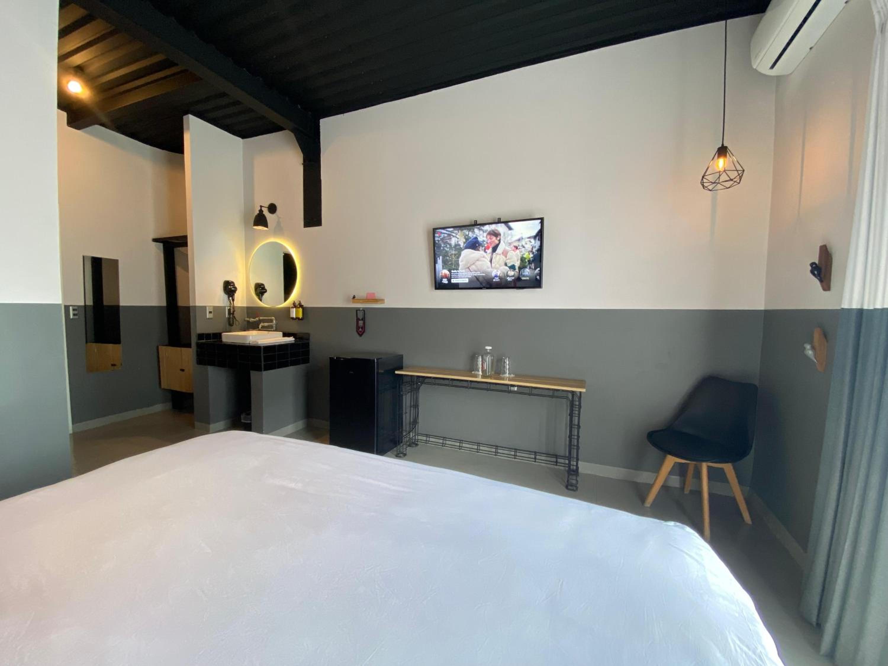 Superior King Room - Photo 4