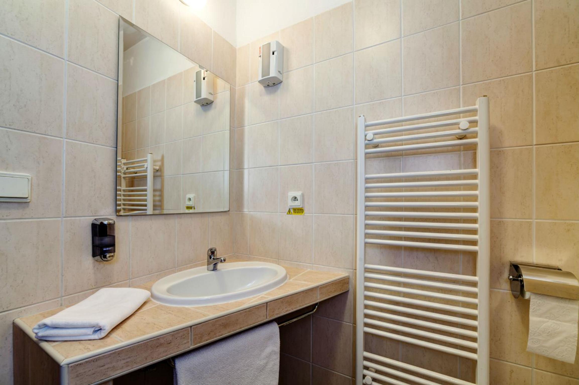 One-Bedroom Apartment (3 Adults) with balcony and extra bed A2 photo 2