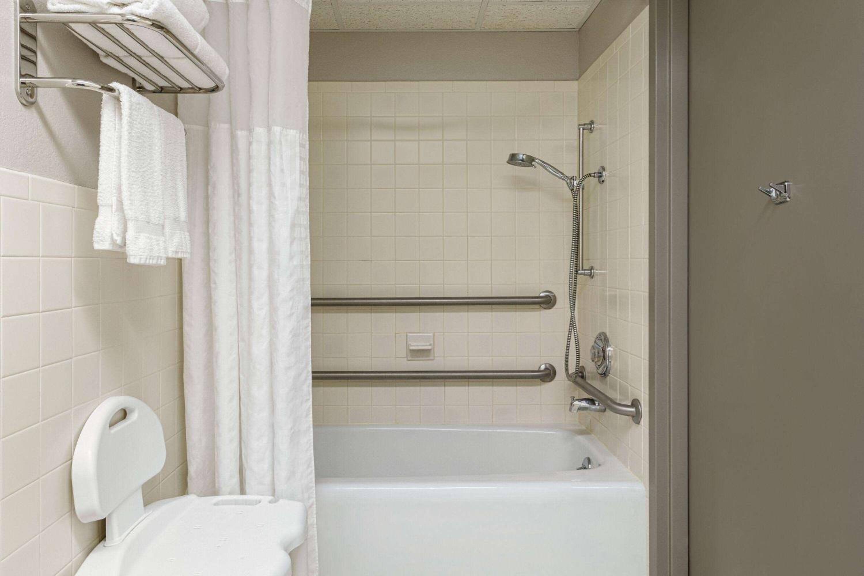 Double Room with Two Double Beds and Bath Tub - Mobility Accessible/Non-Smoking photo 1