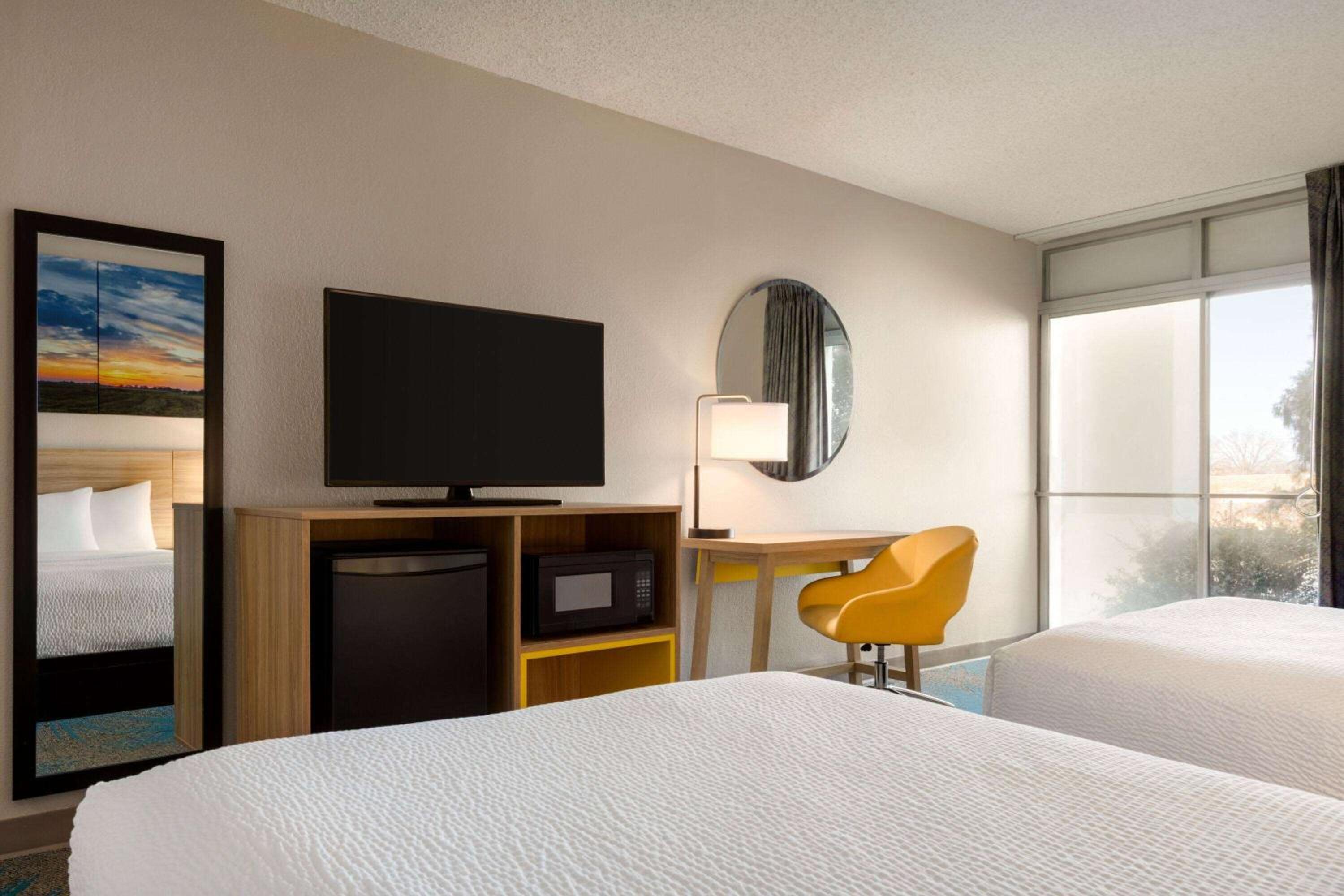 Double Room with Two Double Beds and Roll-in Shower - Mobility Access/Non-Smoking photo 3