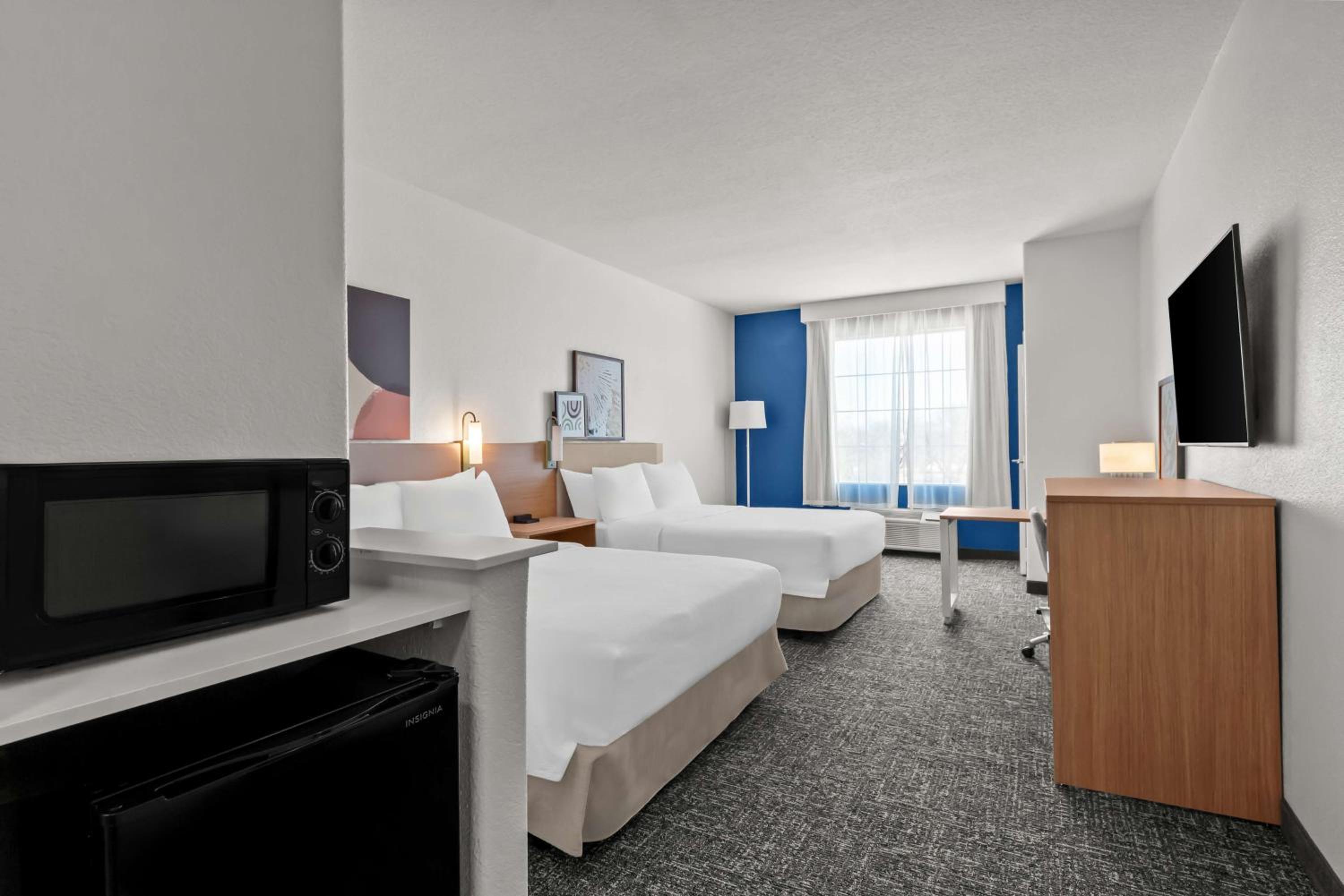 Queen Room with Two Queen Beds - Photo 2