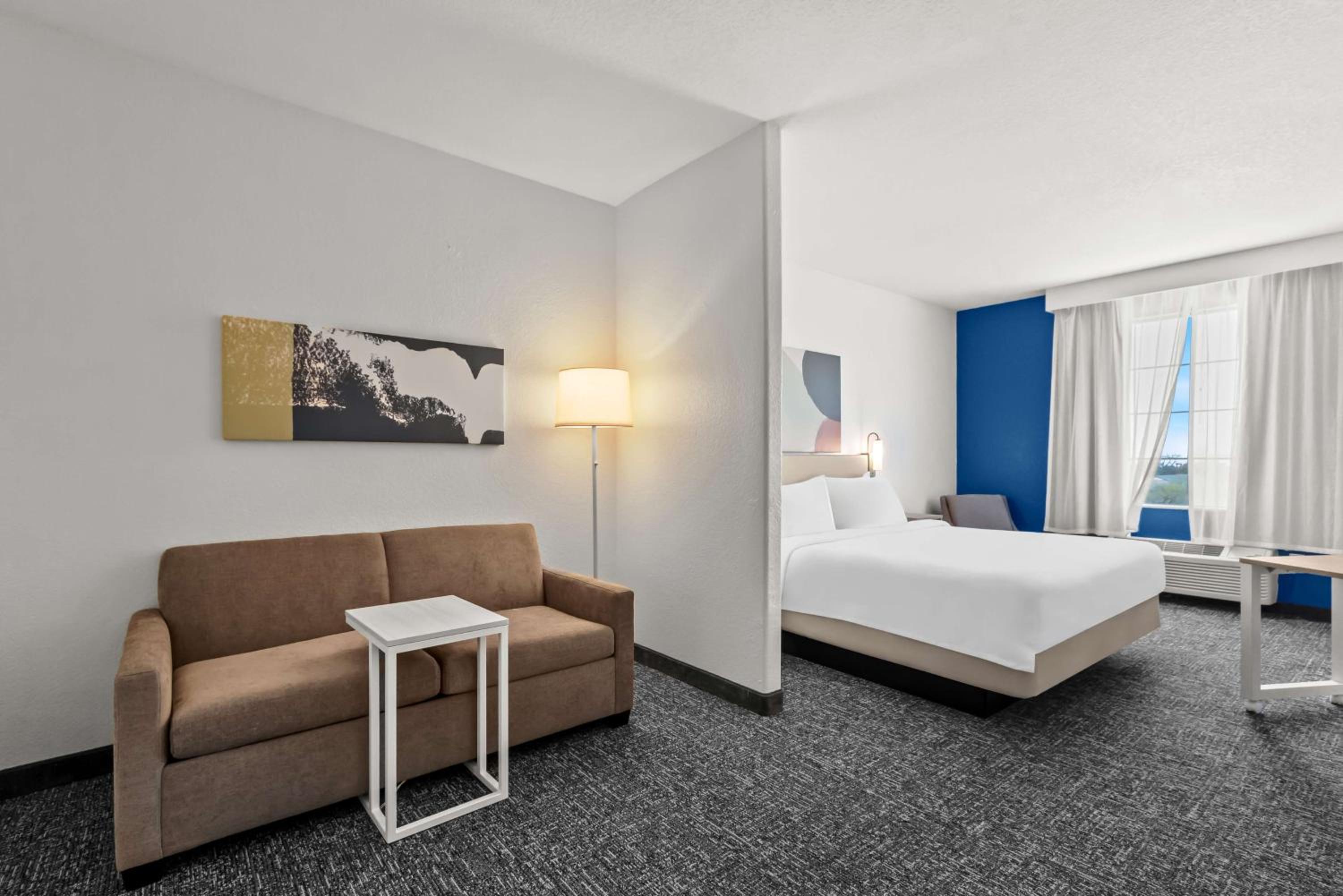 King Room with Sofa Bed - Non-Smoking - Photo 4