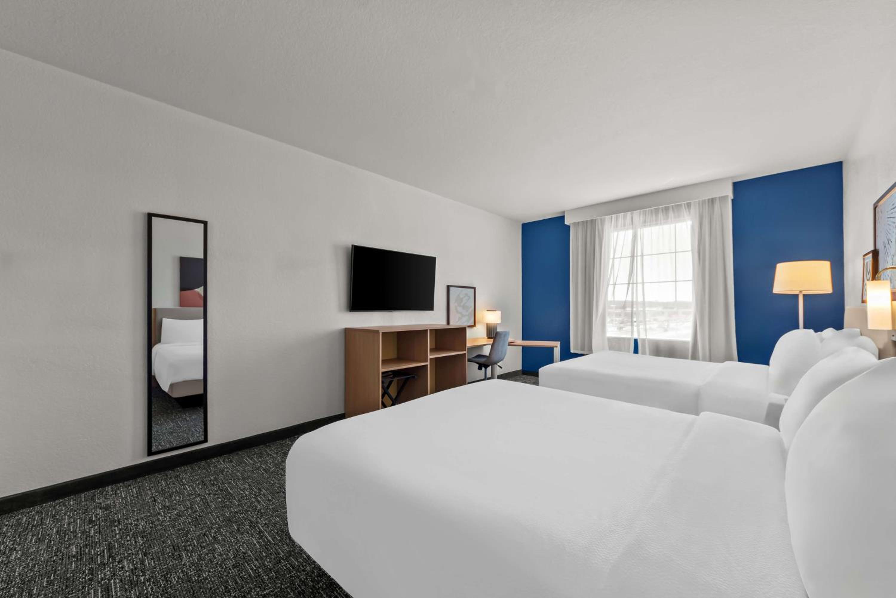 Queen Room with Two Queen Beds - Photo 4