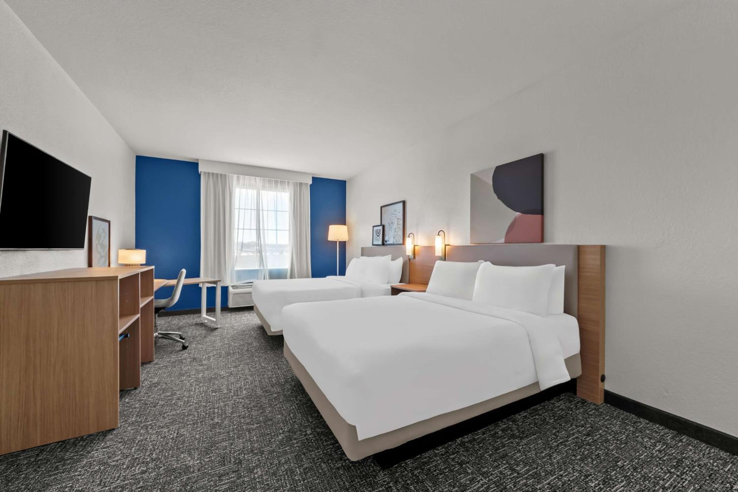 Queen Room with Two Queen Beds - Photo 5