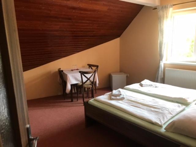 Double or Twin Room with Private Bathroom photo 2