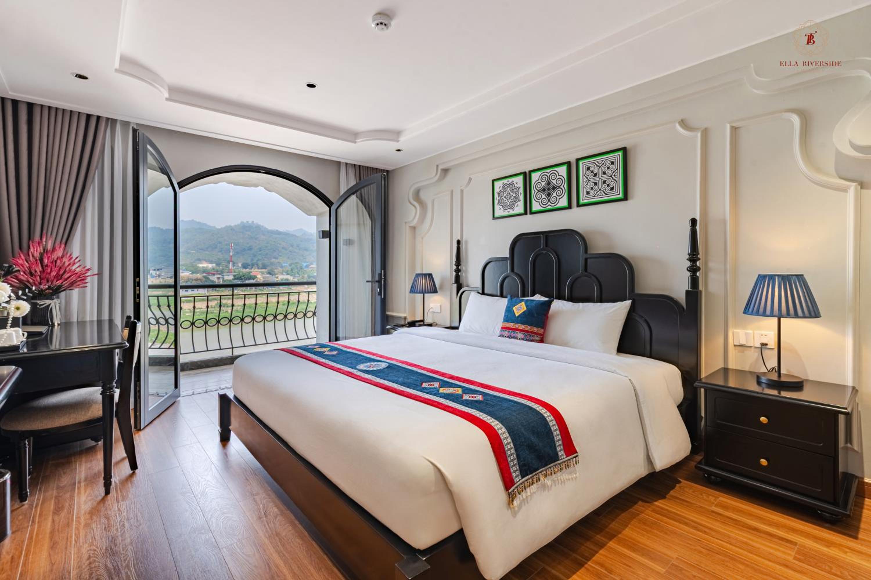 Deluxe Double Room with Balcony photo 2