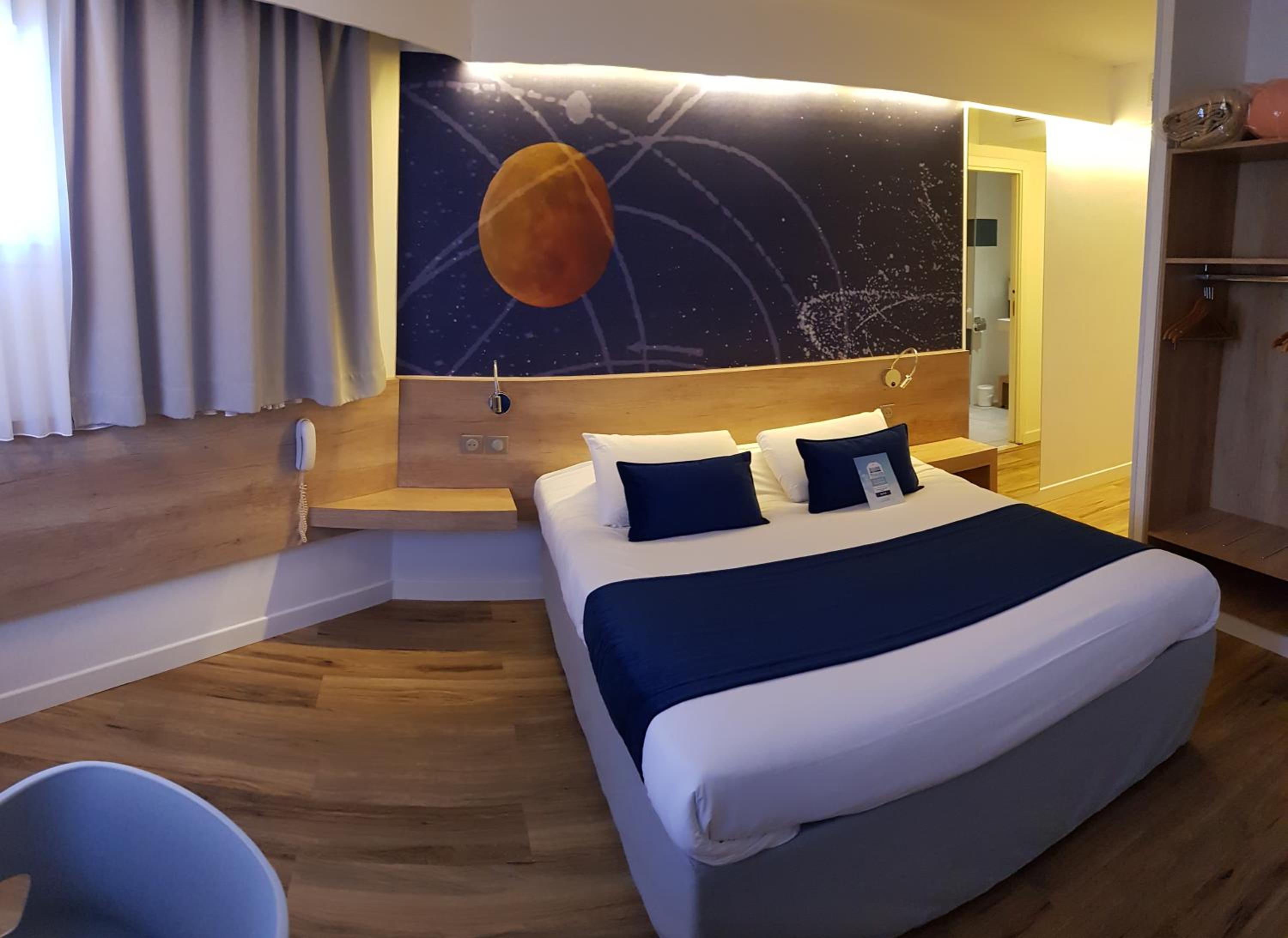 Standard Room - 1 Double Bed 2 Single Beds - Photo 3