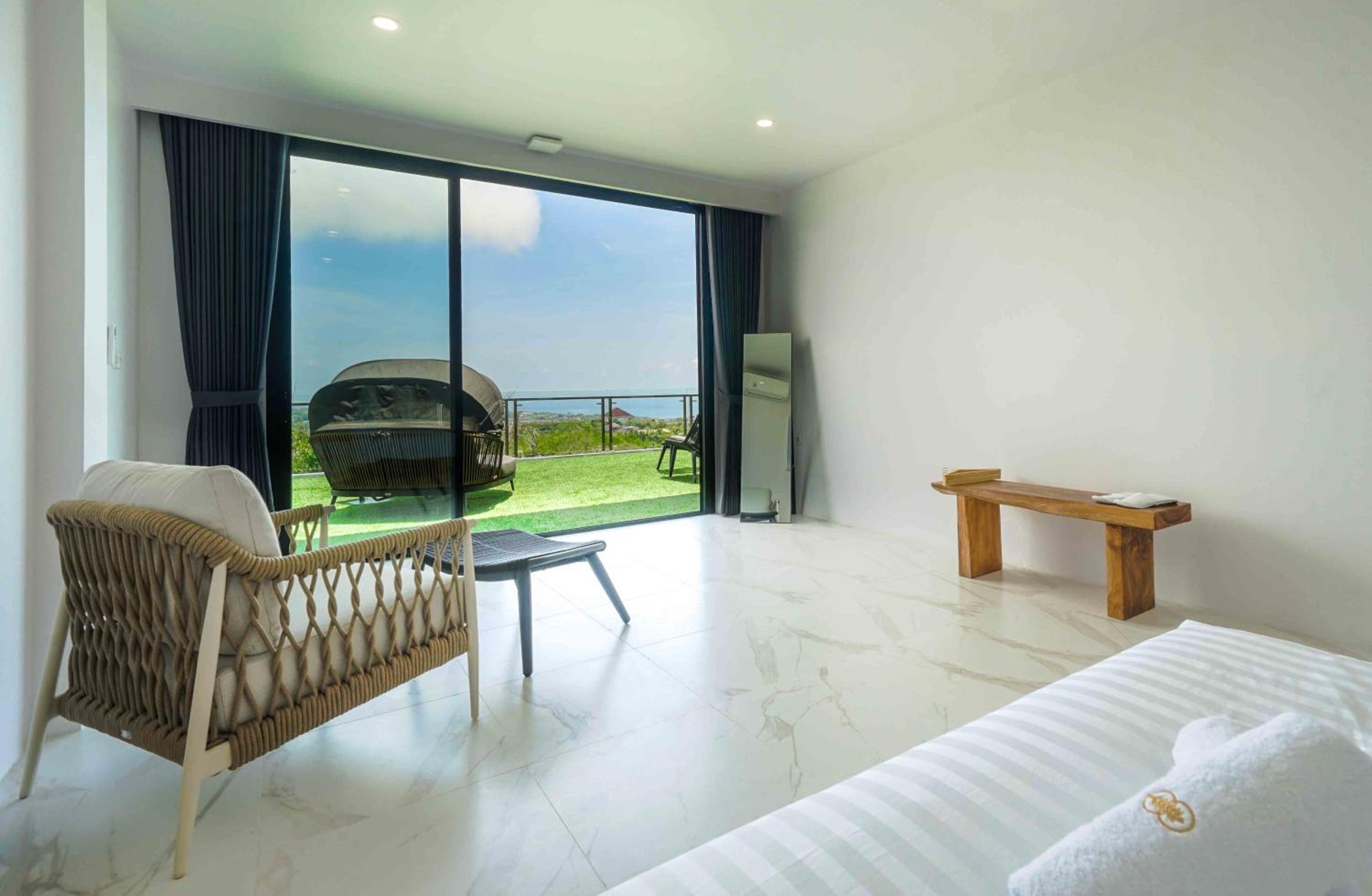 Deluxe Room with Ocean View photo 3